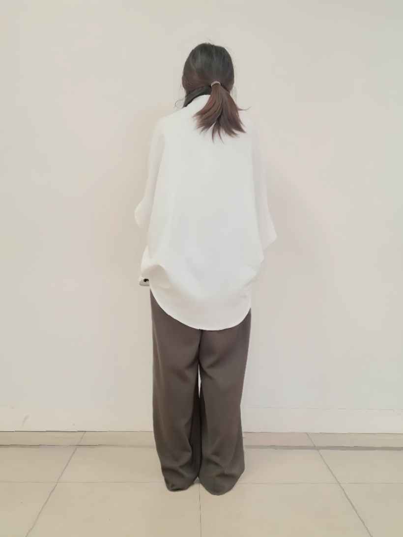 emiさんの「DRESSTERIOR｜サテンイージーパンツ」を使ったコーディネート