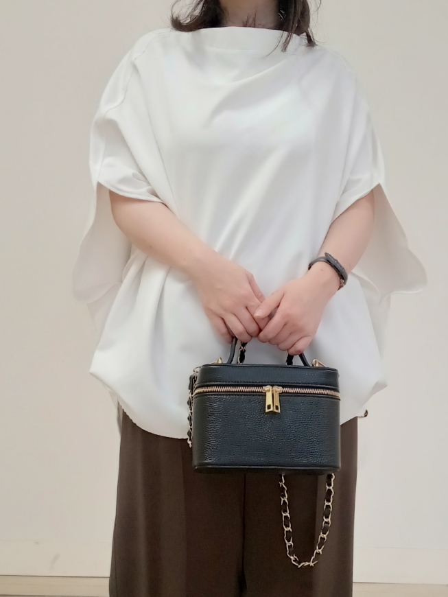 emiさんの「DRESSTERIOR｜サテンイージーパンツ」を使ったコーディネート