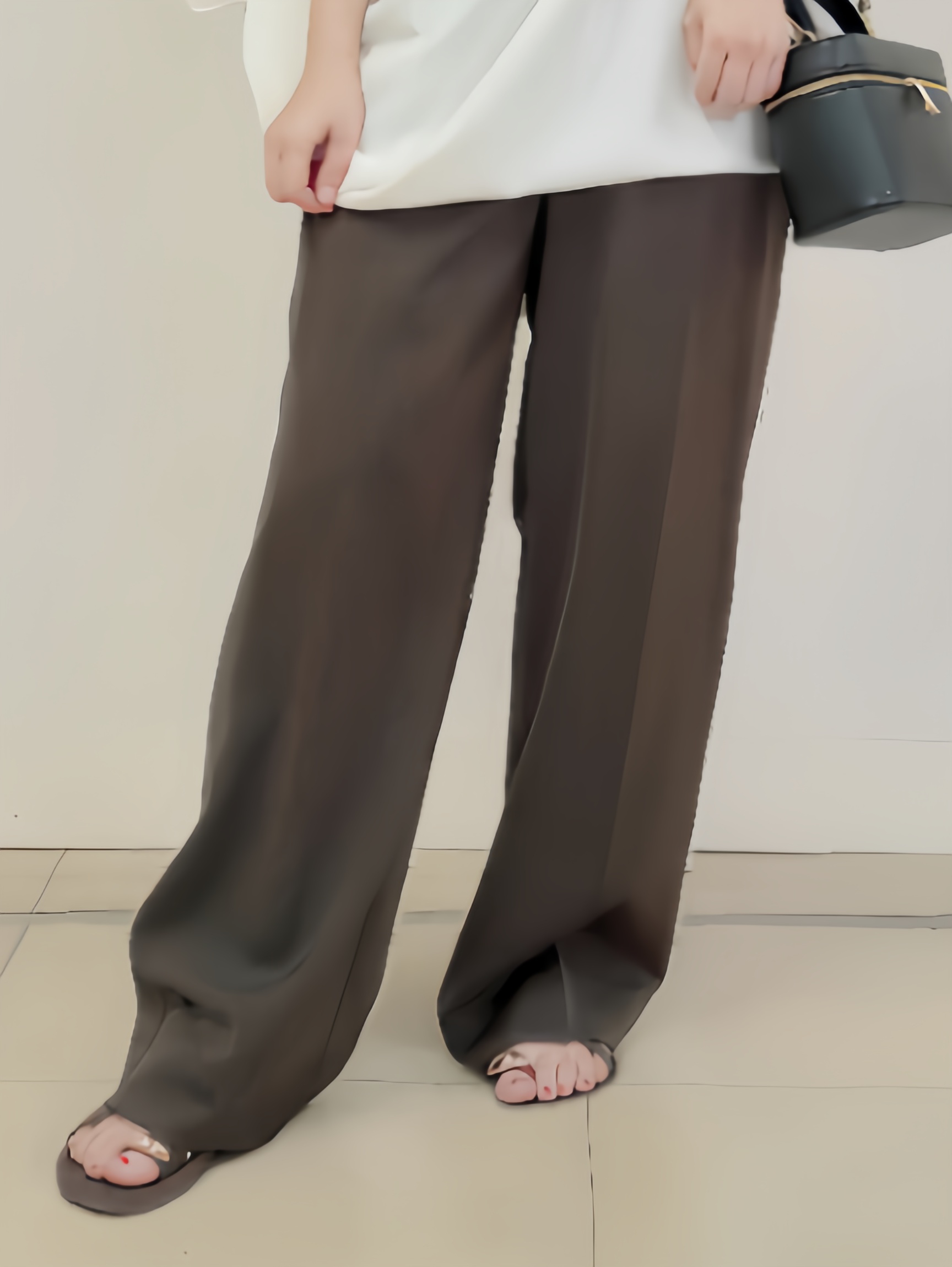 emiさんの「DRESSTERIOR｜サテンイージーパンツ」を使ったコーディネート