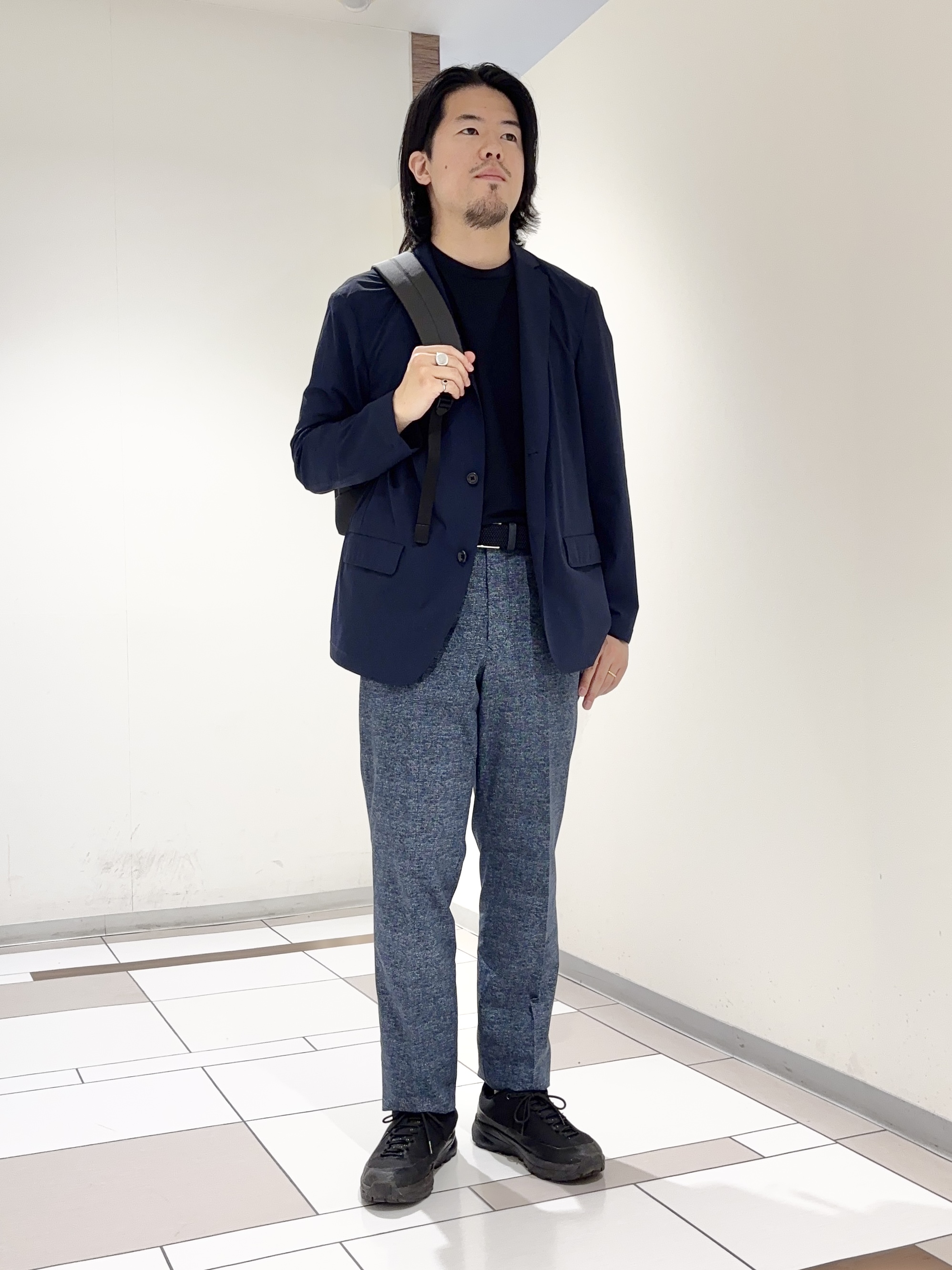 及川さんの「TAKEO KIKUCHI｜3Dナイロンストレッチ ジャケット」を使ったコーディネート
