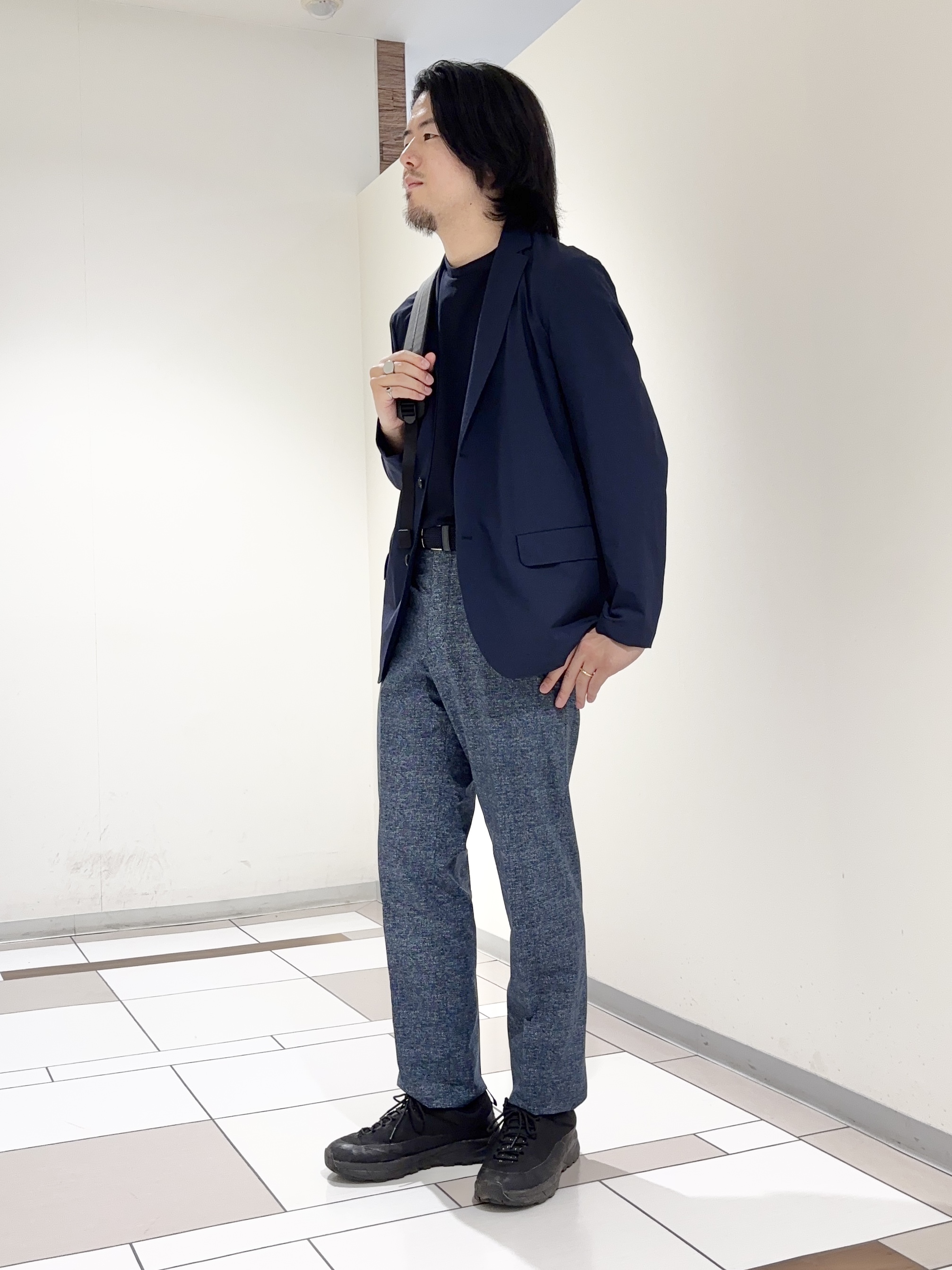 及川さんの「TAKEO KIKUCHI｜3Dナイロンストレッチ ジャケット」を使ったコーディネート