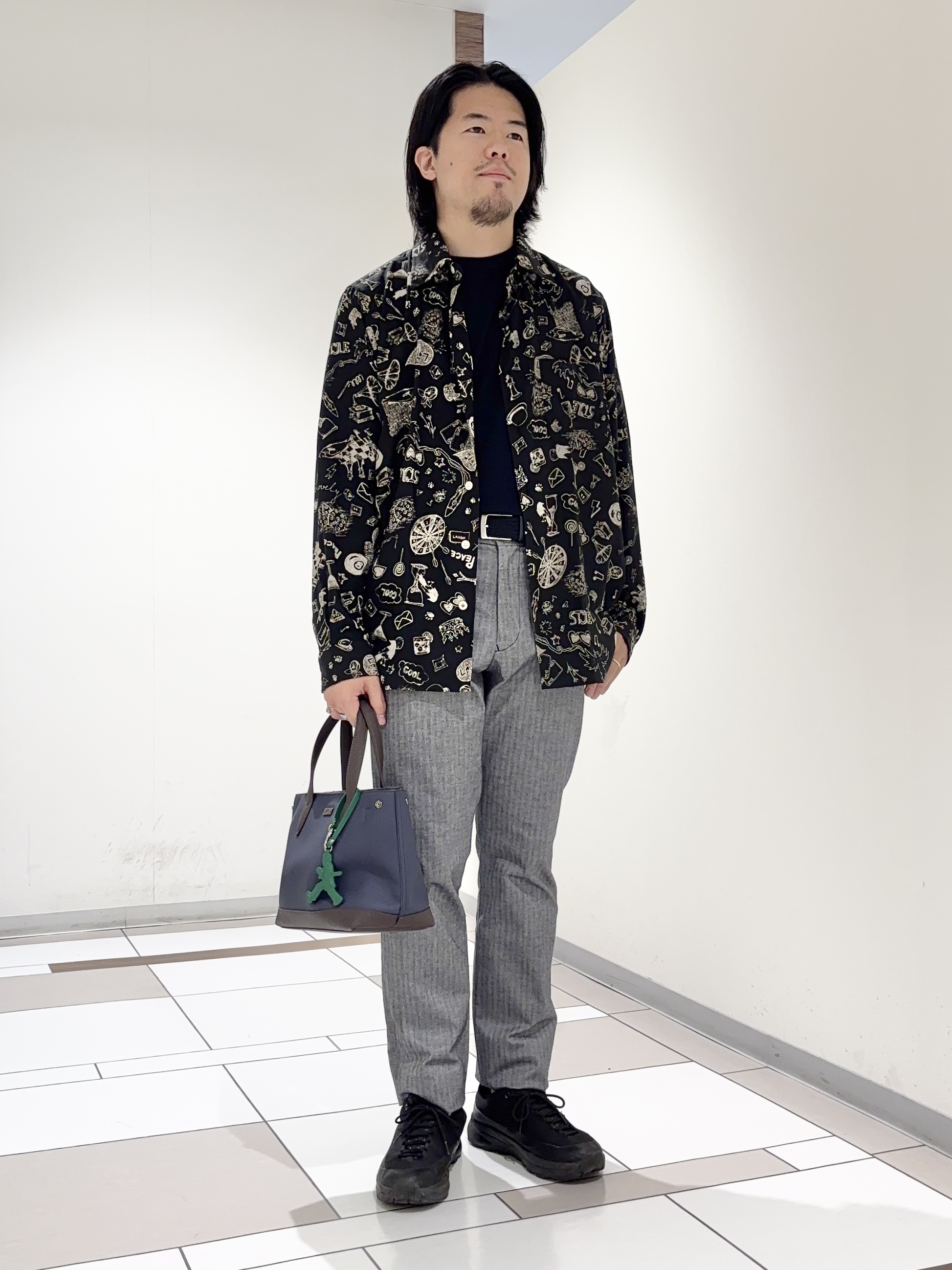 及川さんの「TAKEO KIKUCHI｜【BOWLER HAT LABEL】日本製PLAYプリントシャツ」を使ったコーディネート