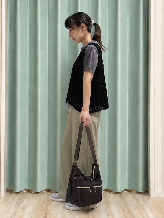 まつみさんの「SHOO･LA･RUE｜【2点セット/体型カバー】瞬間レイヤードコーデが完成 クロシェ編みベスト+ロゴT」を使ったコーディネート