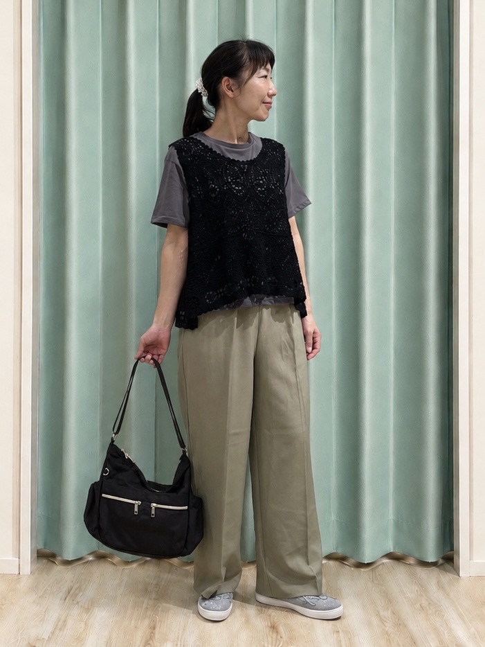 まつみさんの「SHOO･LA･RUE｜【2点セット/体型カバー】瞬間レイヤードコーデが完成 クロシェ編みベスト+ロゴT」を使ったコーディネート