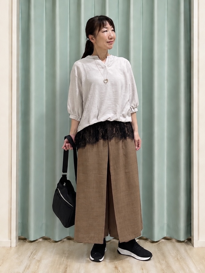 まつみさんの「SHOO･LA･RUE｜【S-LL】裾レースで女性らしさをプラス レイヤード風 タックスキッパーブラウス」を使ったコーディネート
