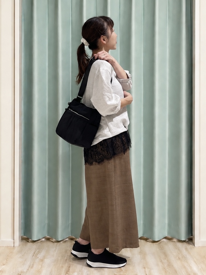 まつみさんの「SHOO･LA･RUE｜【S-LL】裾レースで女性らしさをプラス レイヤード風 タックスキッパーブラウス」を使ったコーディネート