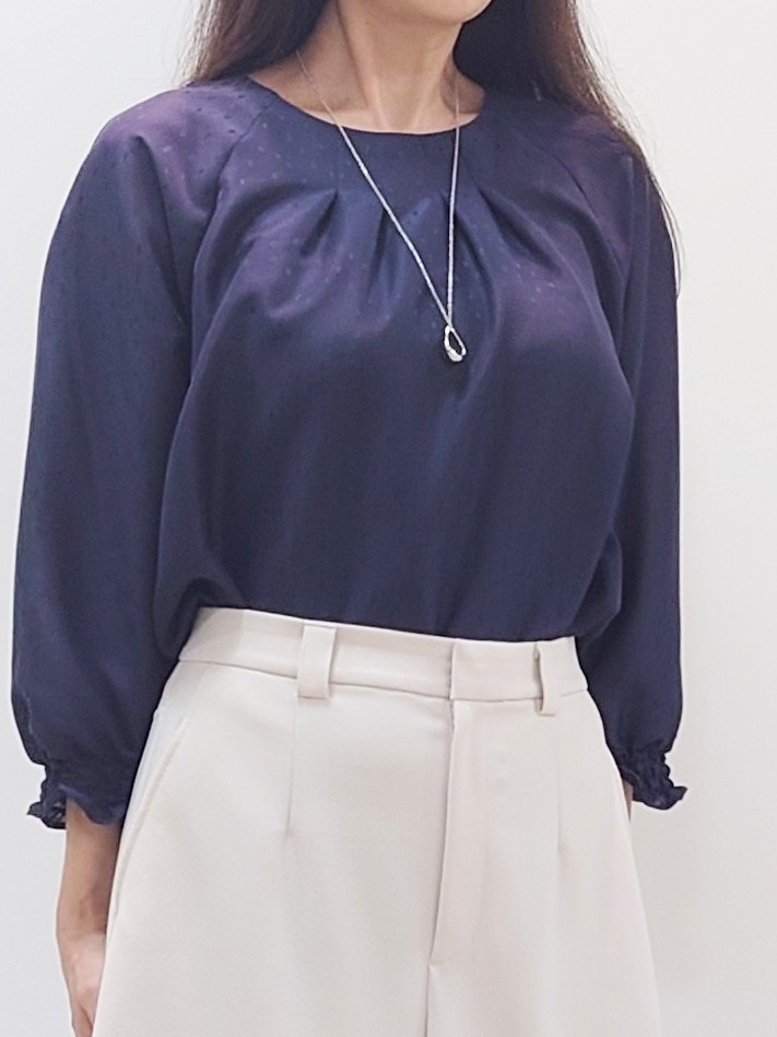 yoshiさんの「Reflect｜タックデザイン ラグランスリーブブラウス」を使ったコーディネート