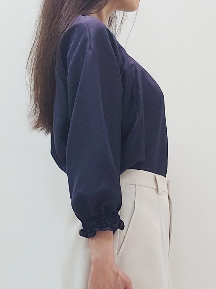 yoshiさんの「Reflect｜タックデザイン ラグランスリーブブラウス」を使ったコーディネート
