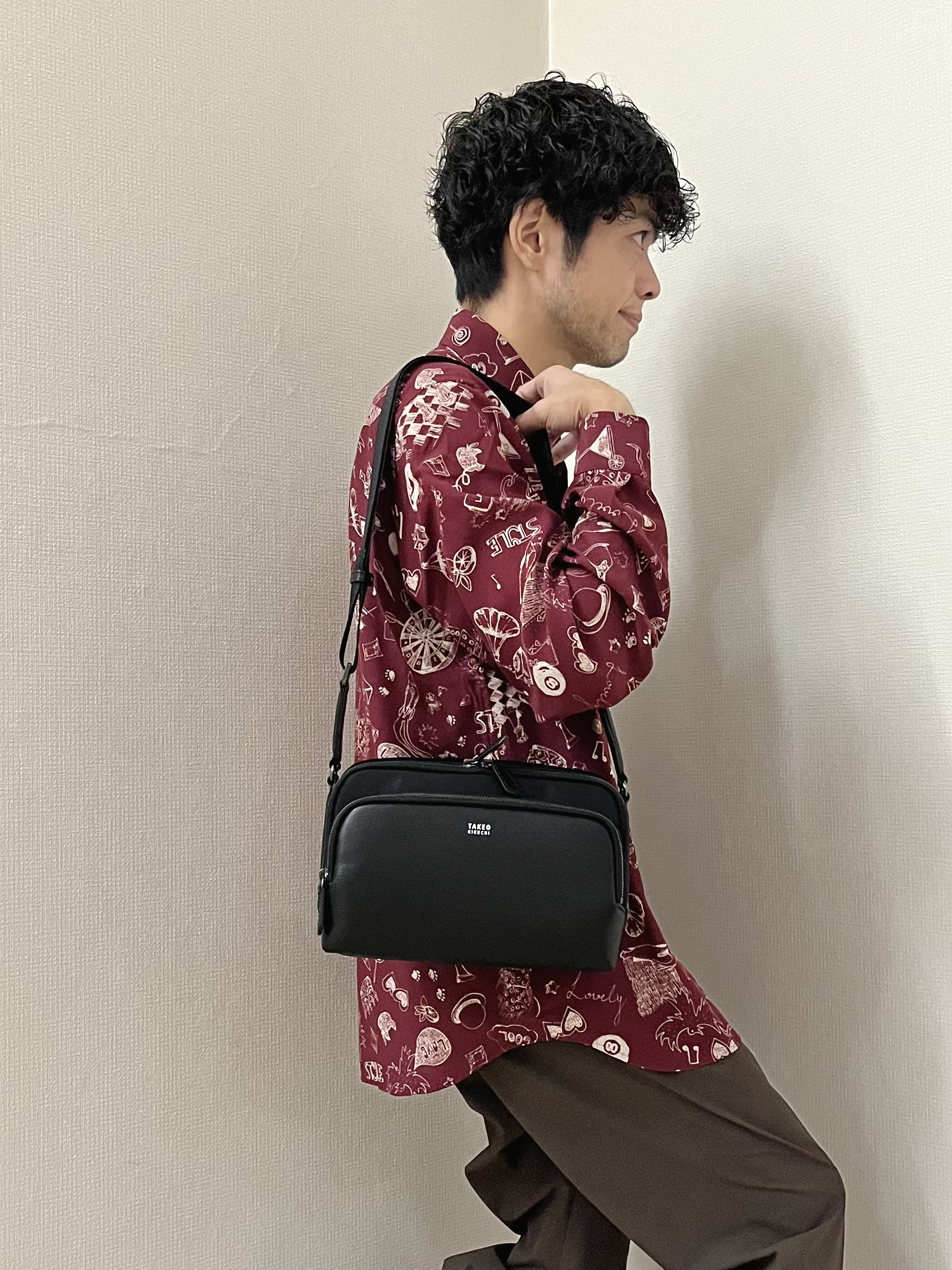 URAさんの「TAKEO KIKUCHI｜【BOWLER HAT LABEL】日本製PLAYプリントシャツ」を使ったコーディネート