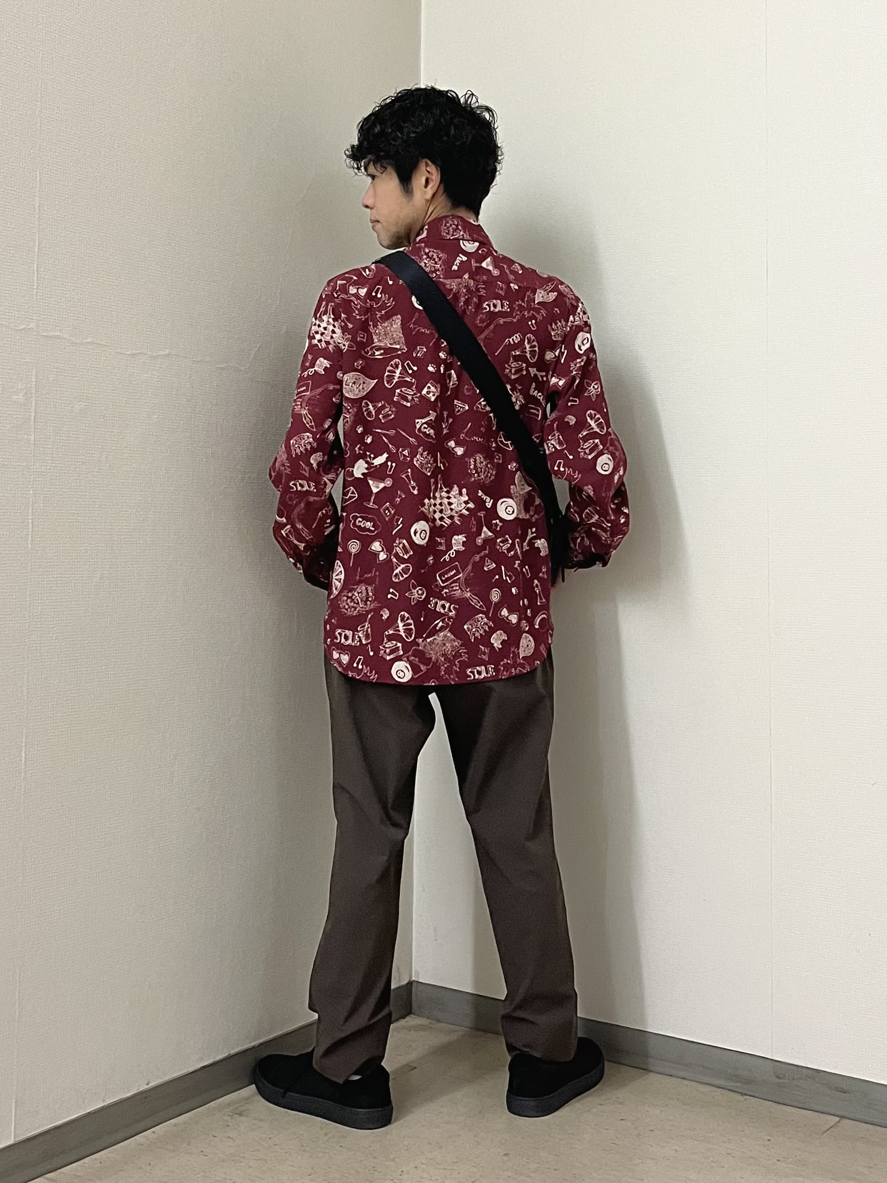 URAさんの「TAKEO KIKUCHI｜【BOWLER HAT LABEL】日本製PLAYプリントシャツ」を使ったコーディネート