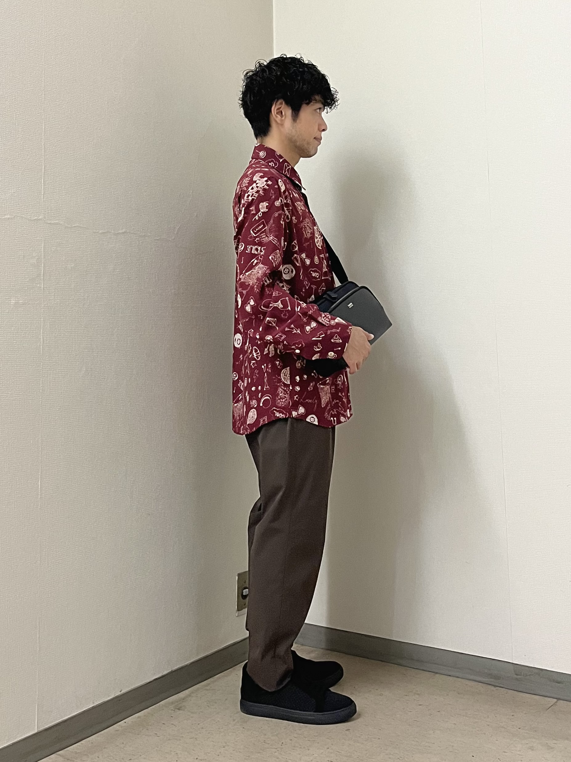 URAさんの「TAKEO KIKUCHI｜【BOWLER HAT LABEL】日本製PLAYプリントシャツ」を使ったコーディネート