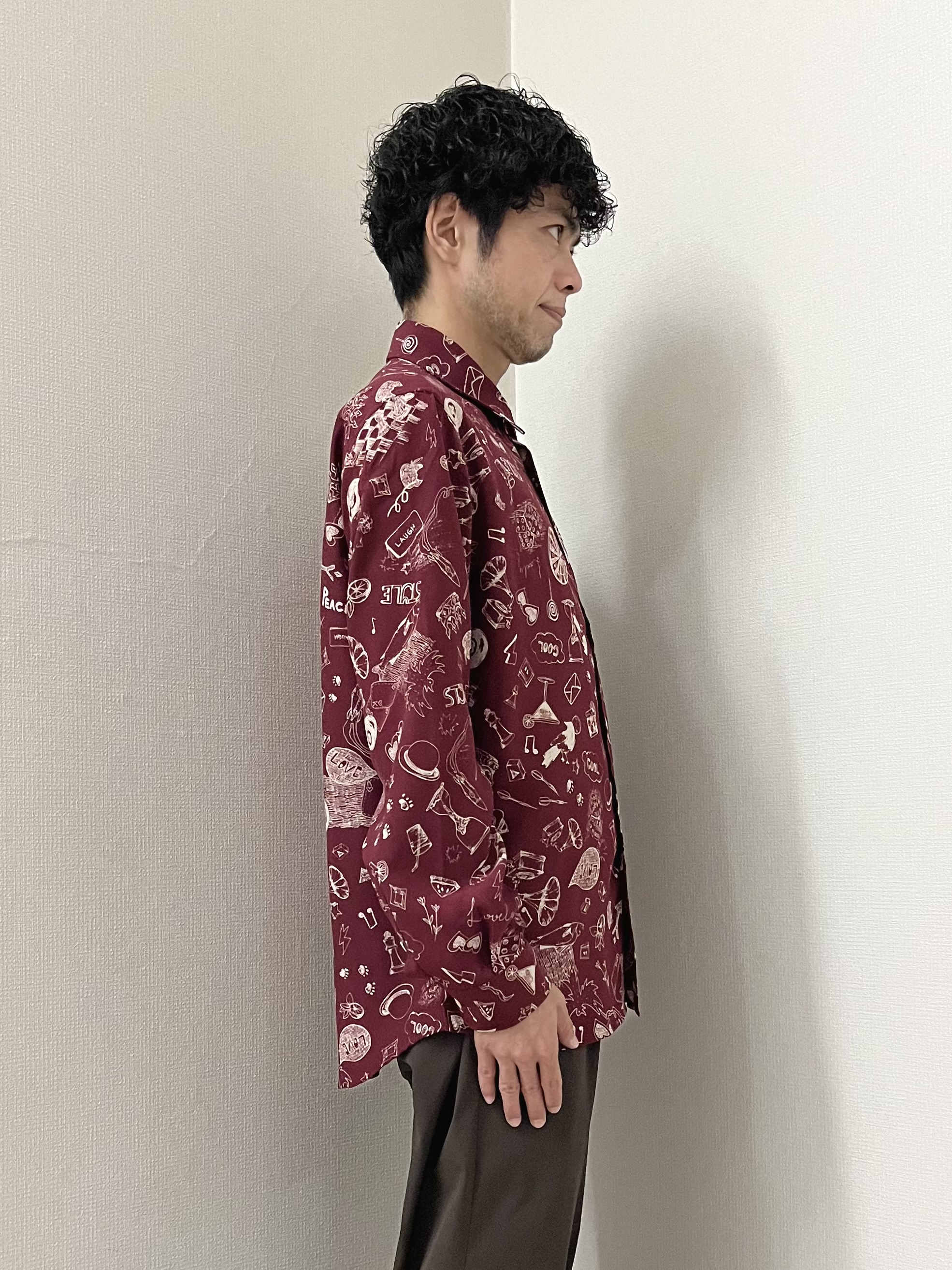 URAさんの「TAKEO KIKUCHI｜【BOWLER HAT LABEL】日本製PLAYプリントシャツ」を使ったコーディネート