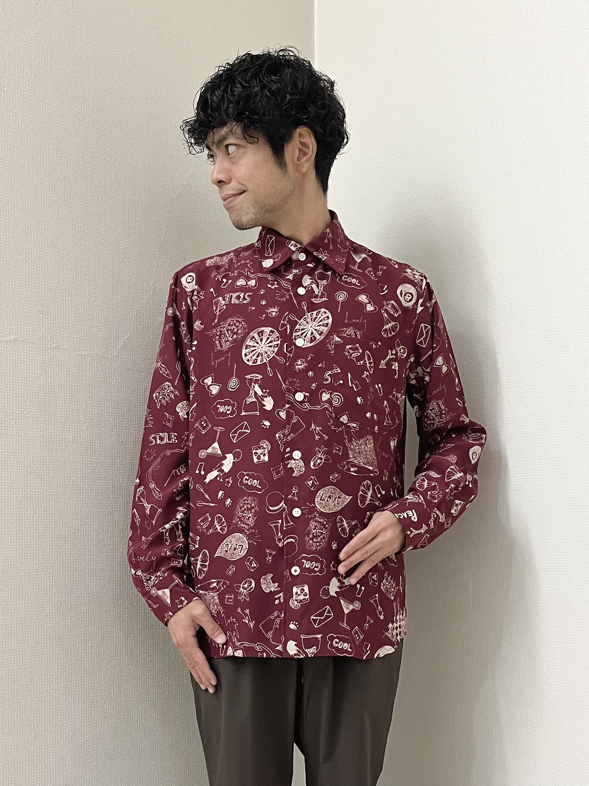 URAさんの「TAKEO KIKUCHI｜【BOWLER HAT LABEL】日本製PLAYプリントシャツ」を使ったコーディネート