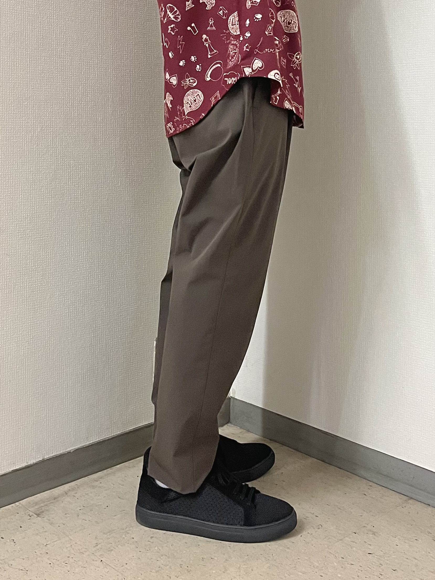 URAさんの「TAKEO KIKUCHI｜【BOWLER HAT LABEL】日本製PLAYプリントシャツ」を使ったコーディネート