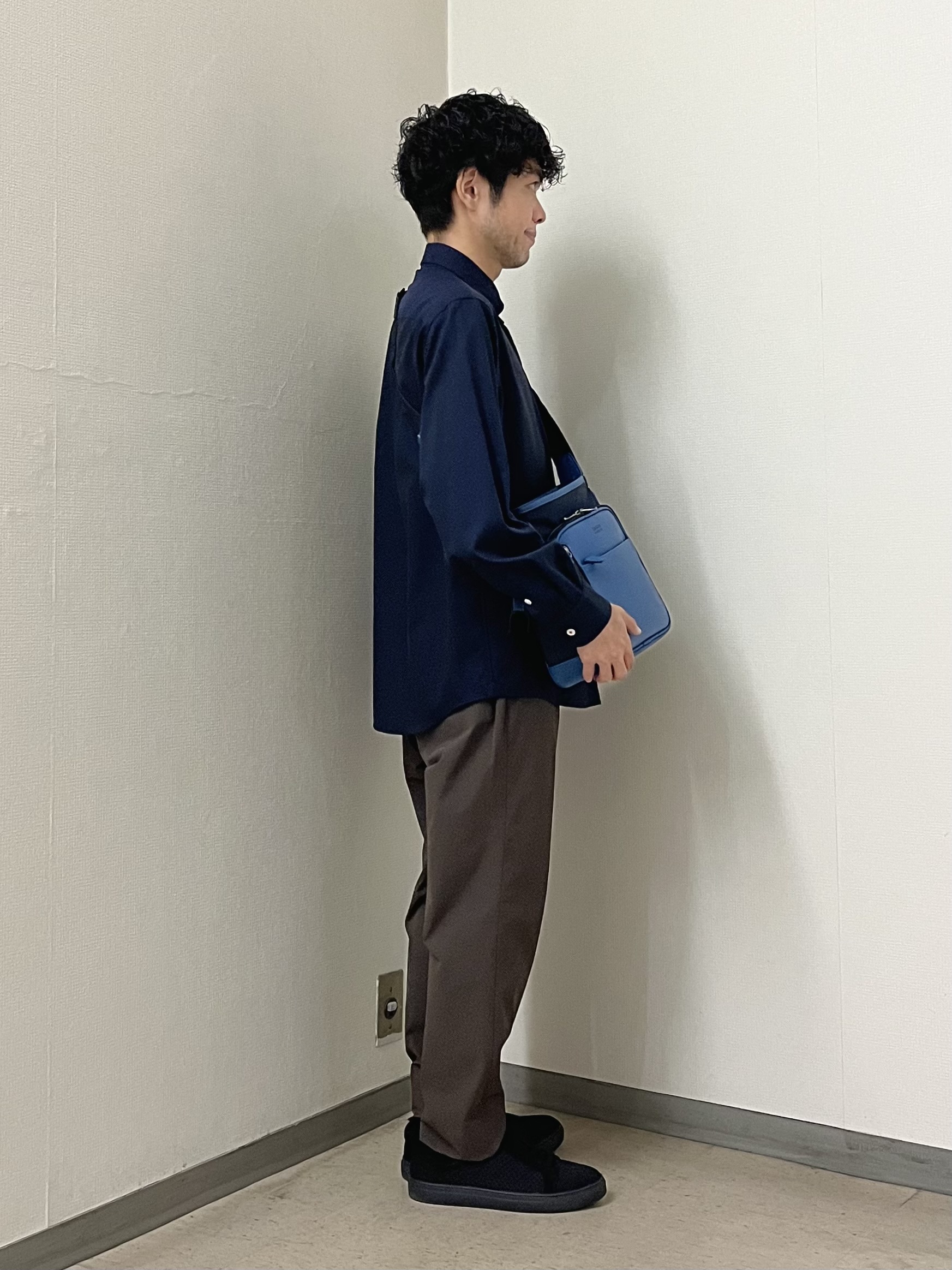 URAさんの「TAKEO KIKUCHI｜【BOWLER HAT LABEL】ボーラーハットウォーカー刺繍 ボタンダウンシャツ」を使ったコーディネート