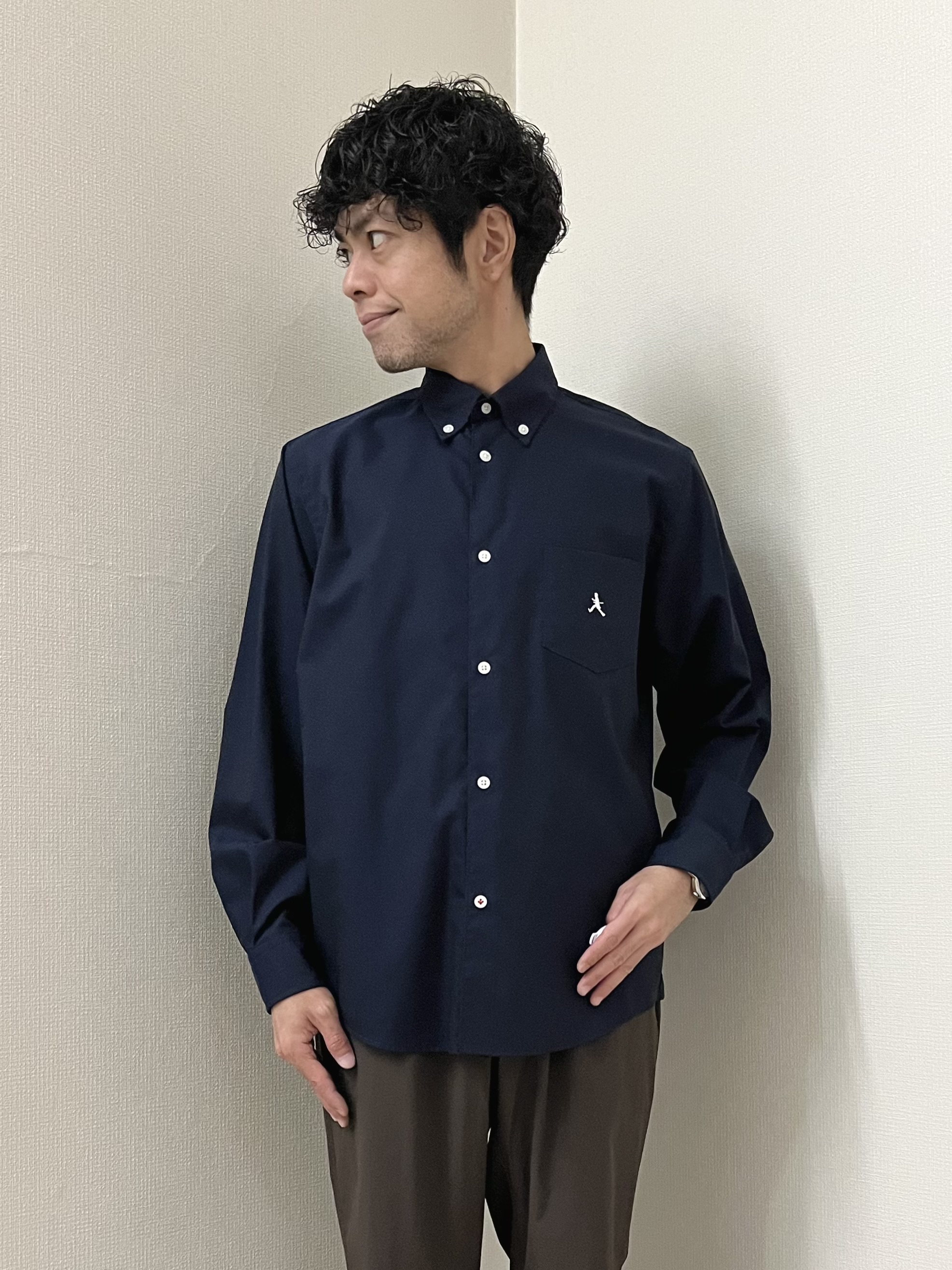 URAさんの「TAKEO KIKUCHI｜【BOWLER HAT LABEL】ボーラーハットウォーカー刺繍 ボタンダウンシャツ」を使ったコーディネート