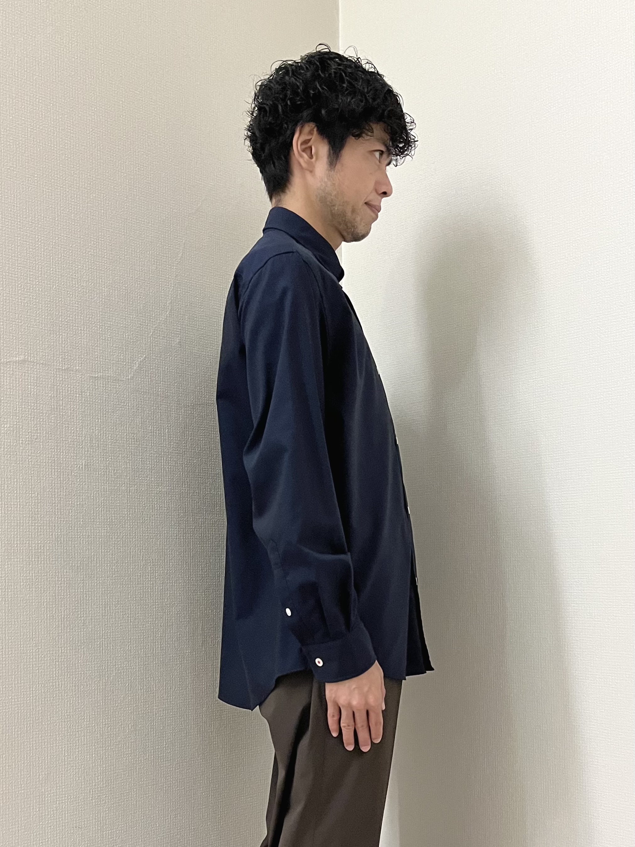 URAさんの「TAKEO KIKUCHI｜【BOWLER HAT LABEL】ボーラーハットウォーカー刺繍 ボタンダウンシャツ」を使ったコーディネート