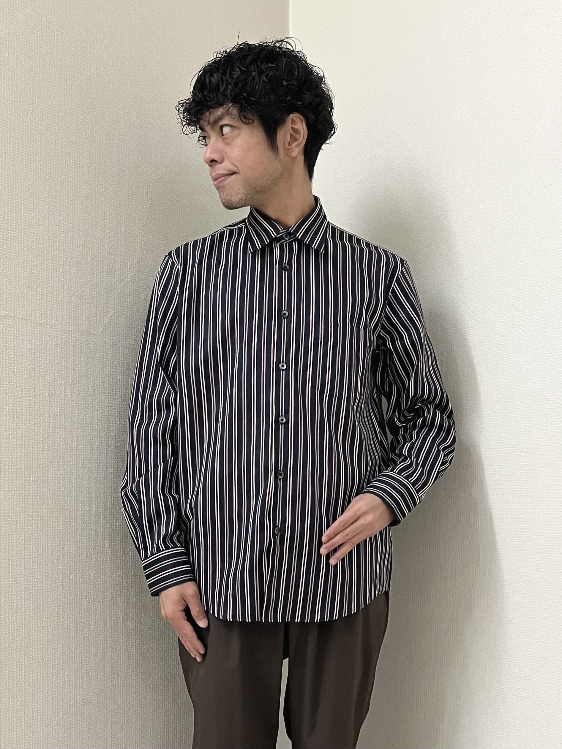 URAさんの「TAKEO KIKUCHI｜【BOWLER HAT LABEL】日本製オルタネートストライプシャツ」を使ったコーディネート