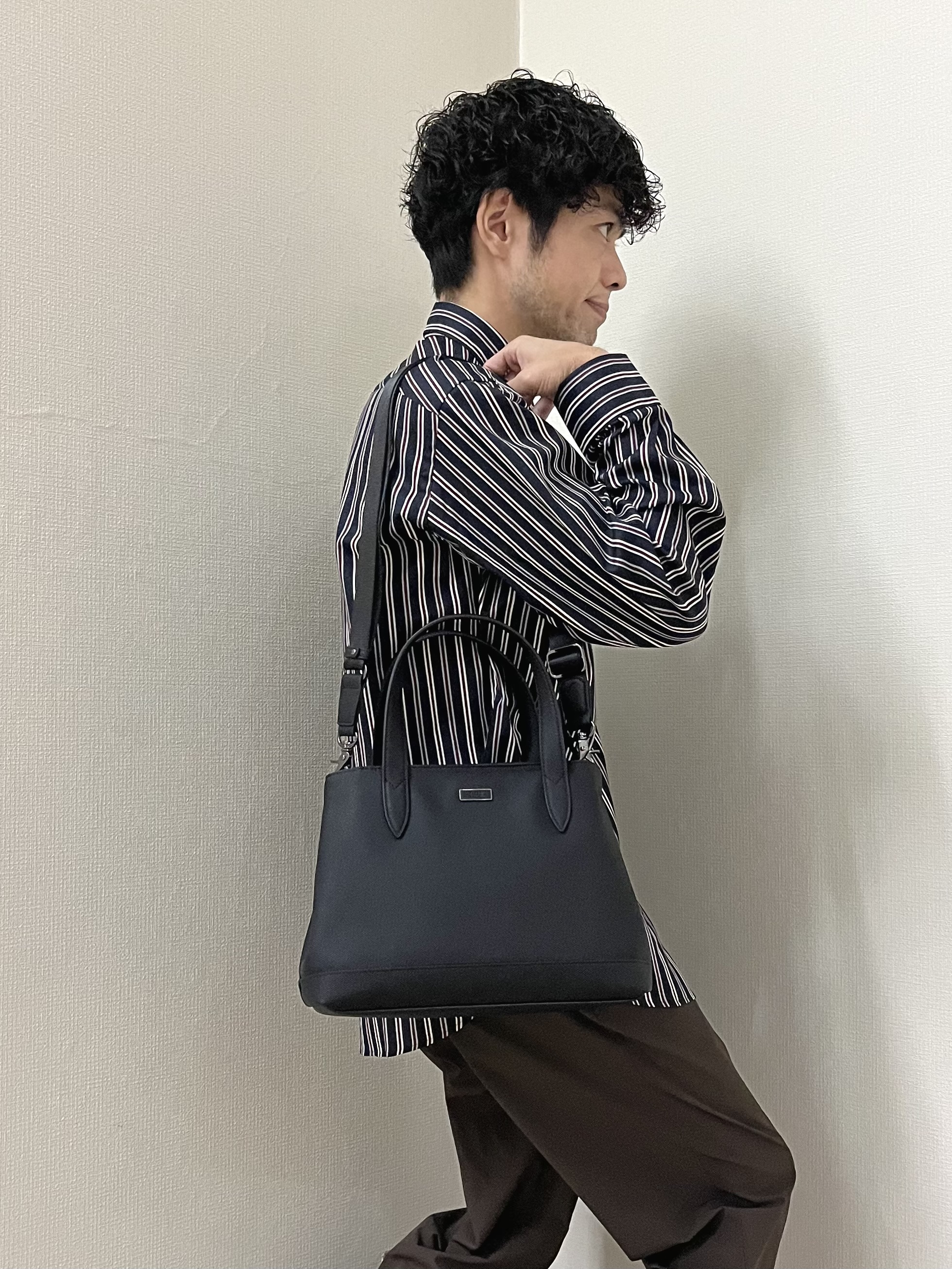 URAさんの「TAKEO KIKUCHI｜【BOWLER HAT LABEL】日本製オルタネートストライプシャツ」を使ったコーディネート