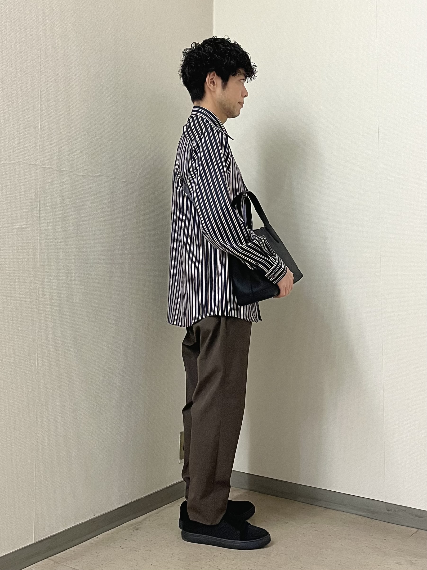 URAさんの「TAKEO KIKUCHI｜【BOWLER HAT LABEL】日本製オルタネートストライプシャツ」を使ったコーディネート