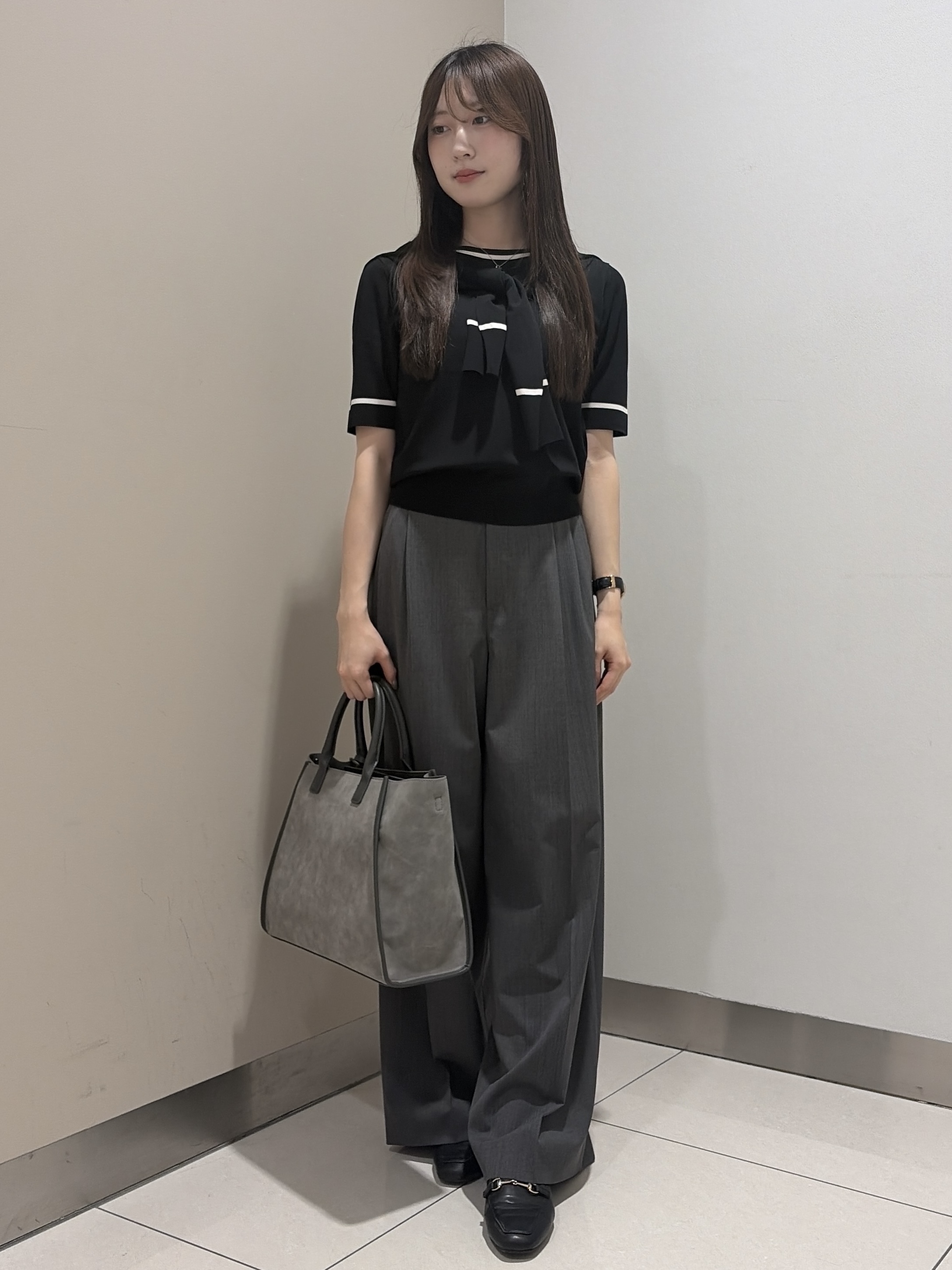 岡田美詩さんの「UNTITLED｜【アンサンブル可/きれいめ/通勤】コンパクト5分袖ニット」を使ったコーディネート