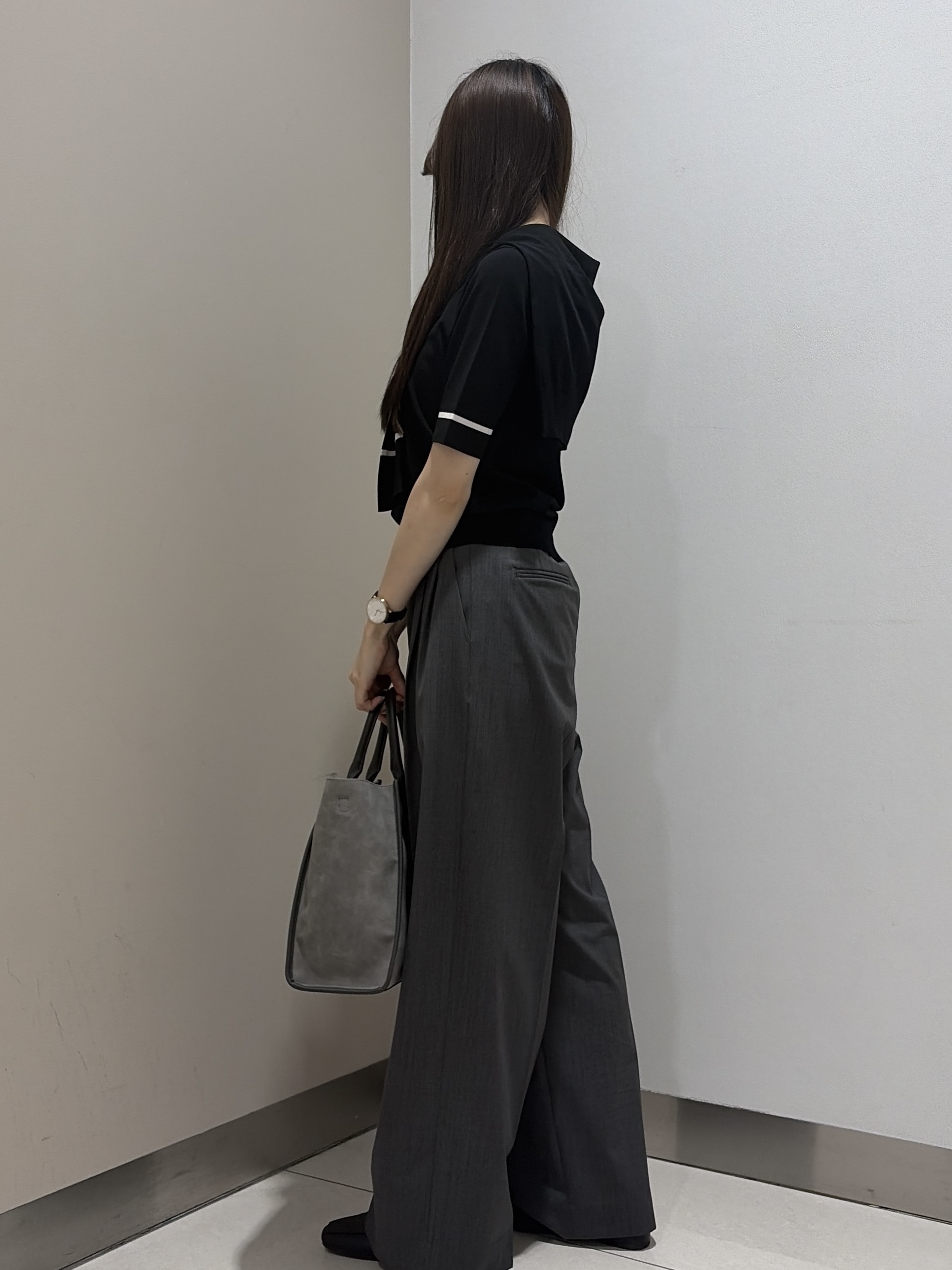 岡田美詩さんの「UNTITLED｜【アンサンブル可/きれいめ/通勤】コンパクト5分袖ニット」を使ったコーディネート