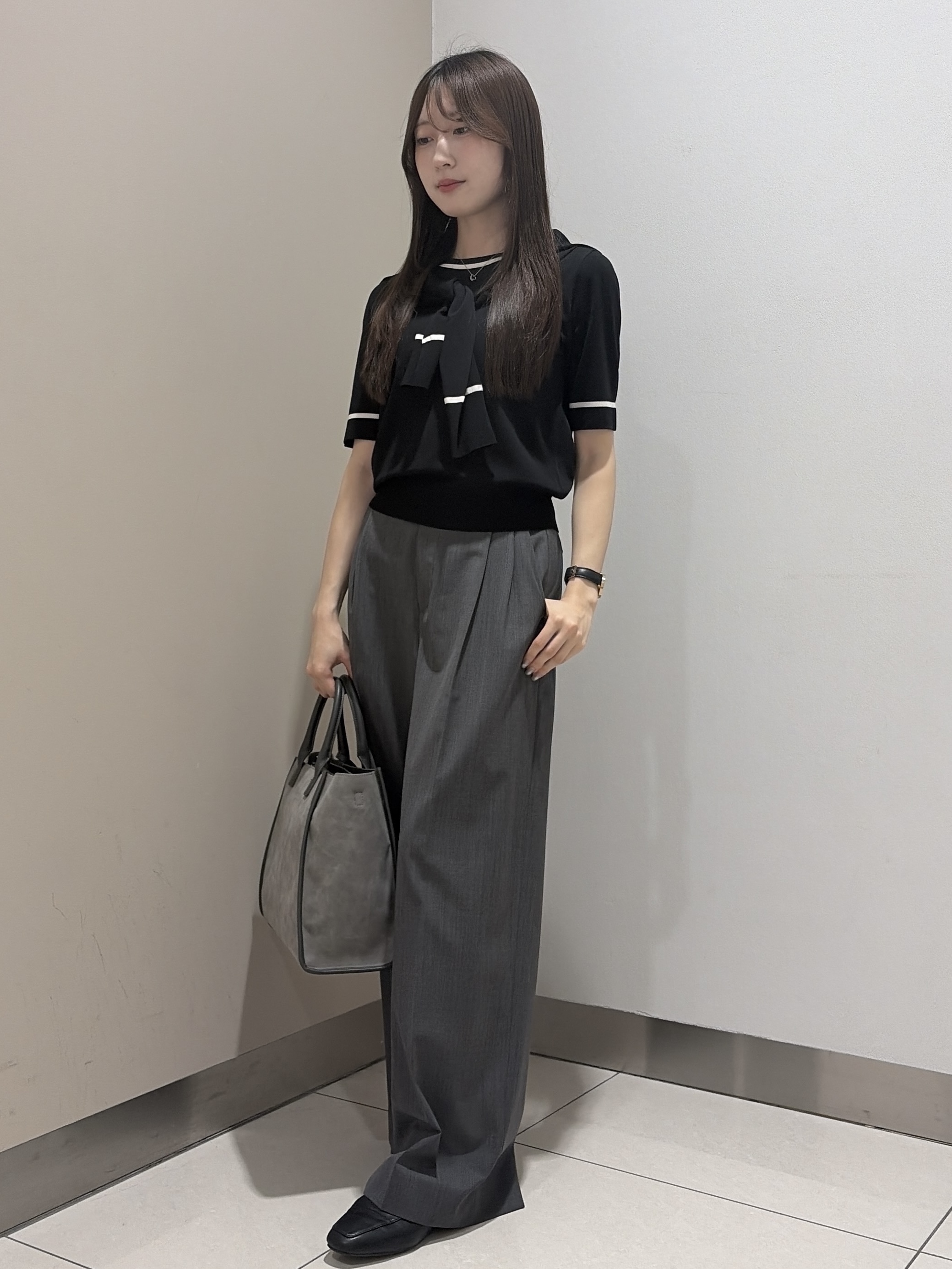 岡田美詩さんの「UNTITLED｜【アンサンブル可/きれいめ/通勤】コンパクト5分袖ニット」を使ったコーディネート