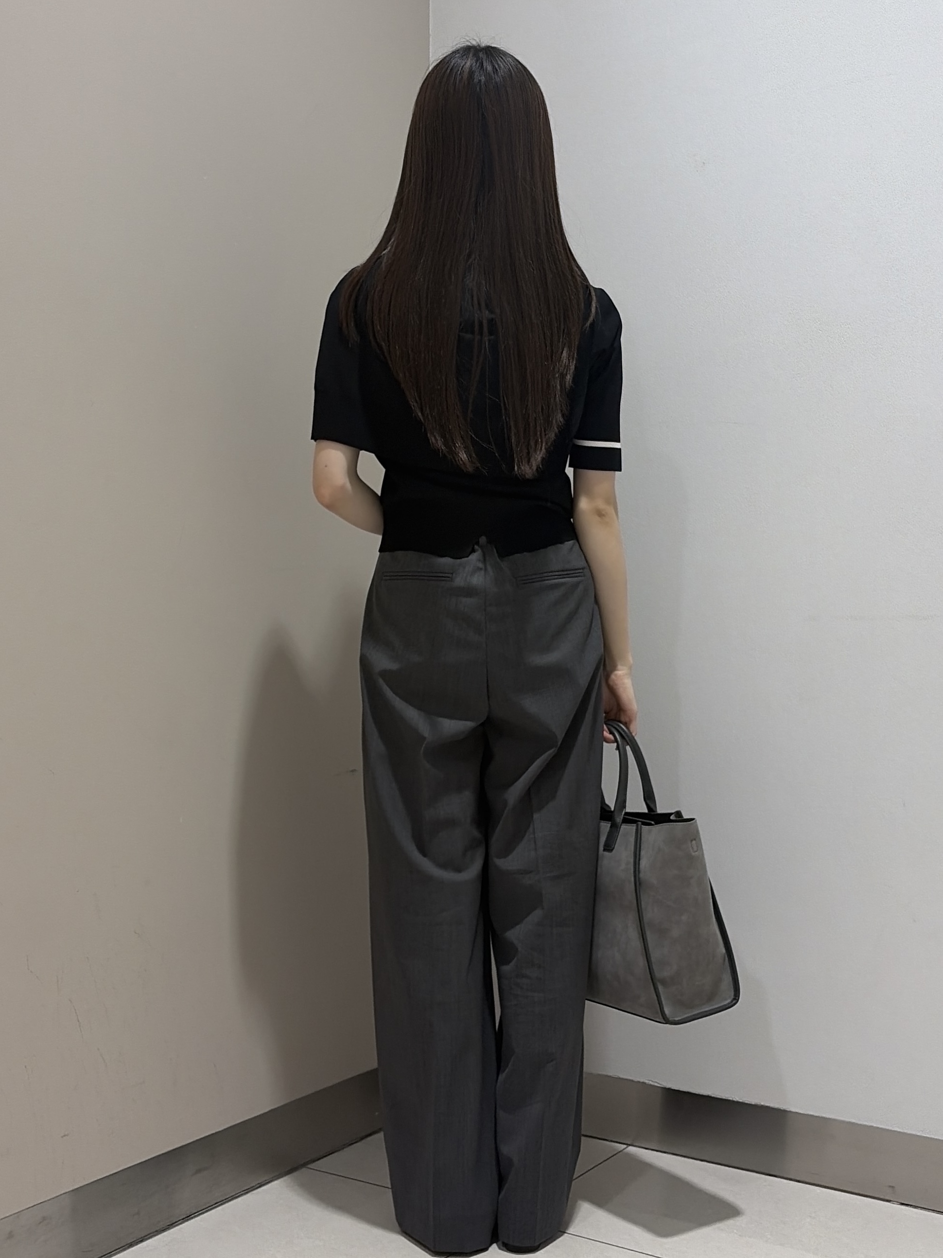 岡田美詩さんの「UNTITLED｜【アンサンブル可/きれいめ/通勤】コンパクト5分袖ニット」を使ったコーディネート