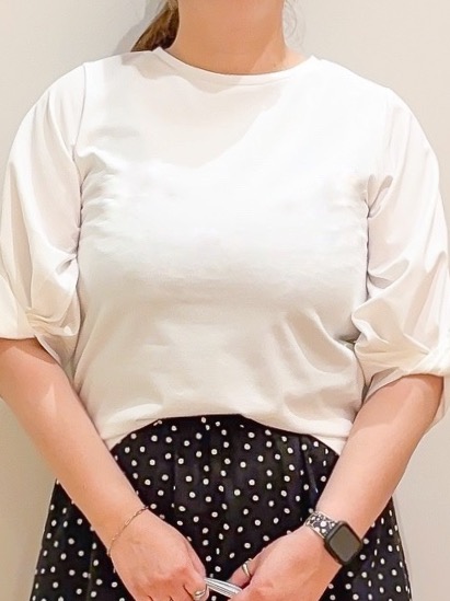 naoさんの「SHOO･LA･RUE｜【S-LL/洗濯機可/二の腕カバー】楽に上品見え ツイストスリーブトップス」を使ったコーディネート