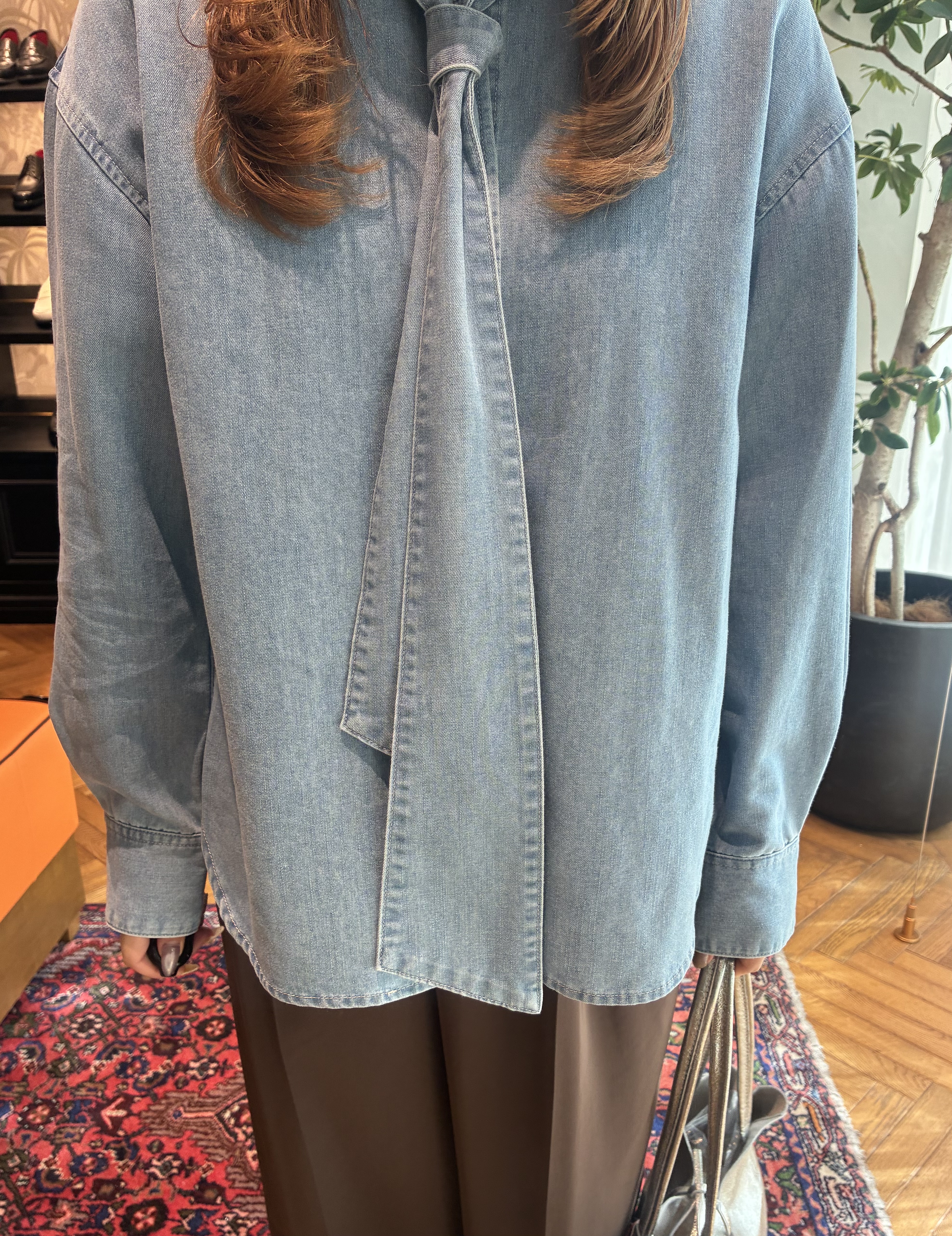 松下文迦さんの「DRESSTERIOR｜【取り外し可能】2WAY ボウタイデニムシャツ」を使ったコーディネート