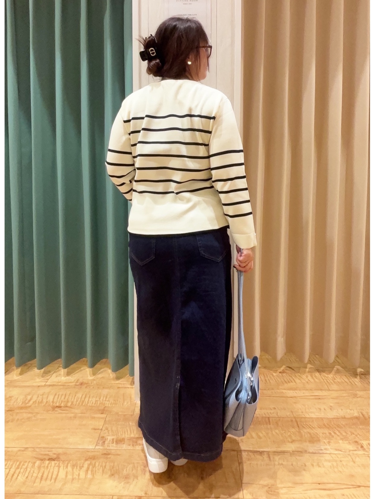タガさんの「SHOO･LA･RUE｜【洗濯機可/S-LL】抜け感ある着こなしに 金ボタン付き スポンディッシュ クルーネックニット」を使ったコーディネート