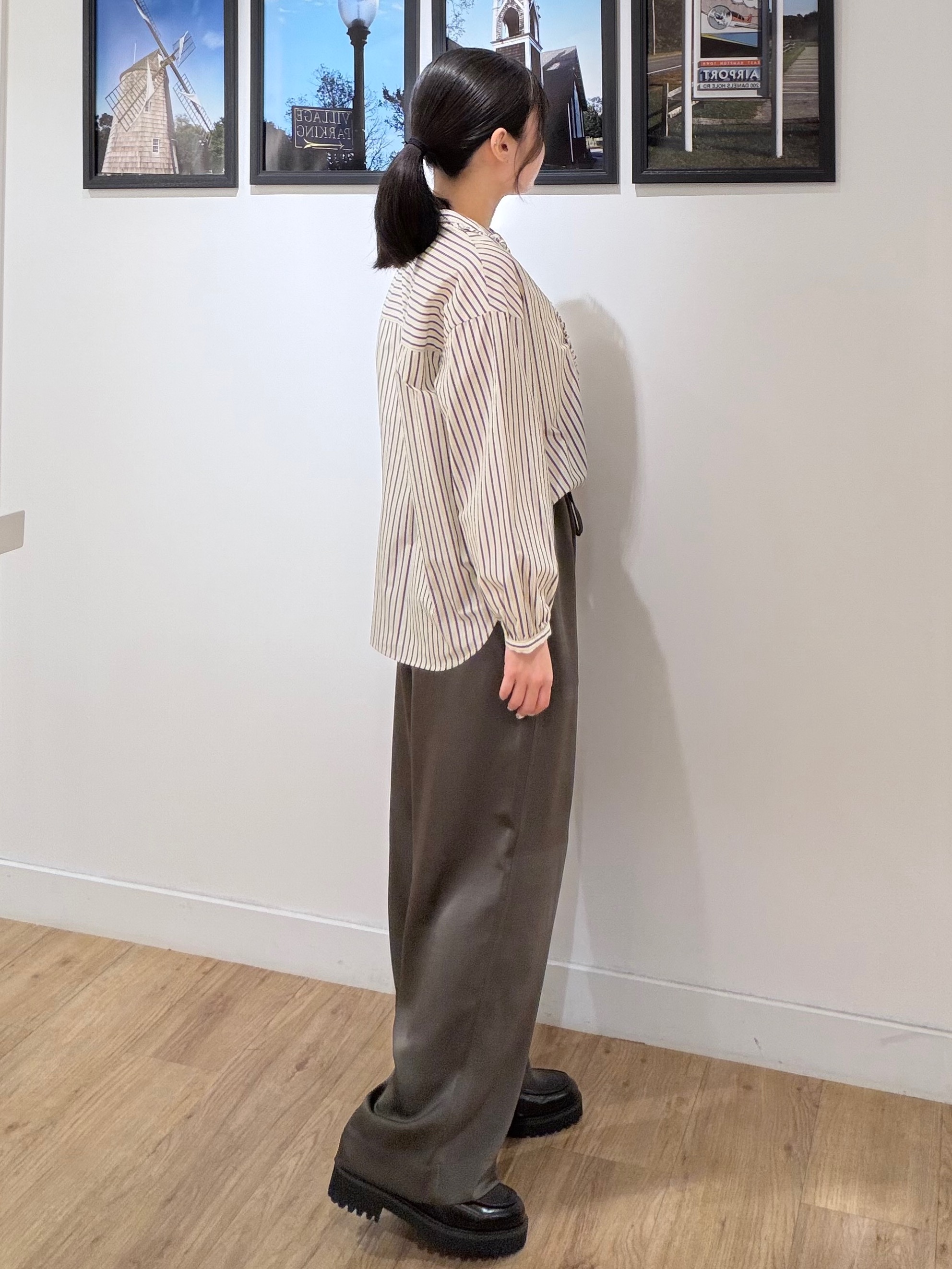 秦美里さんの「Dessin｜【UVカット】フロントフリルブラウス」を使ったコーディネート