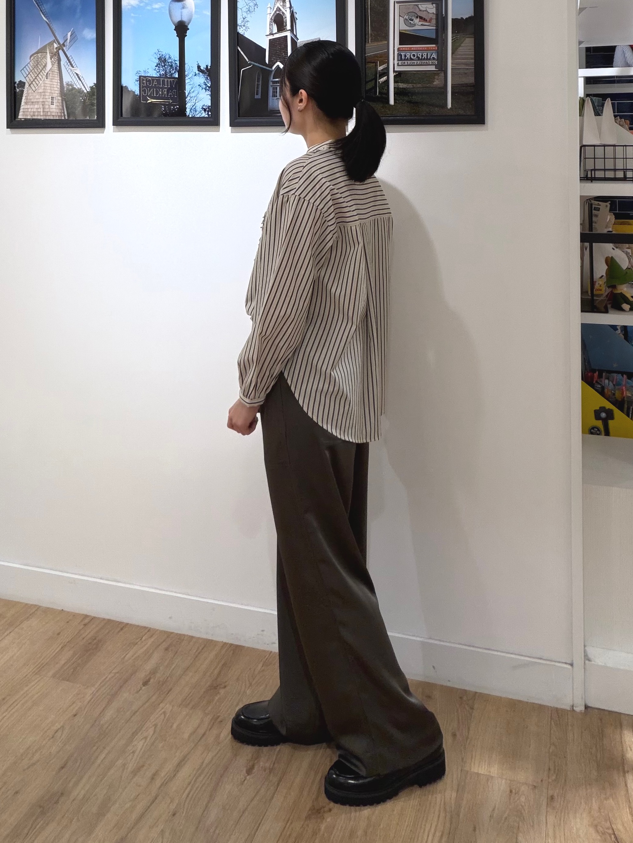秦美里さんの「Dessin｜【UVカット】フロントフリルブラウス」を使ったコーディネート