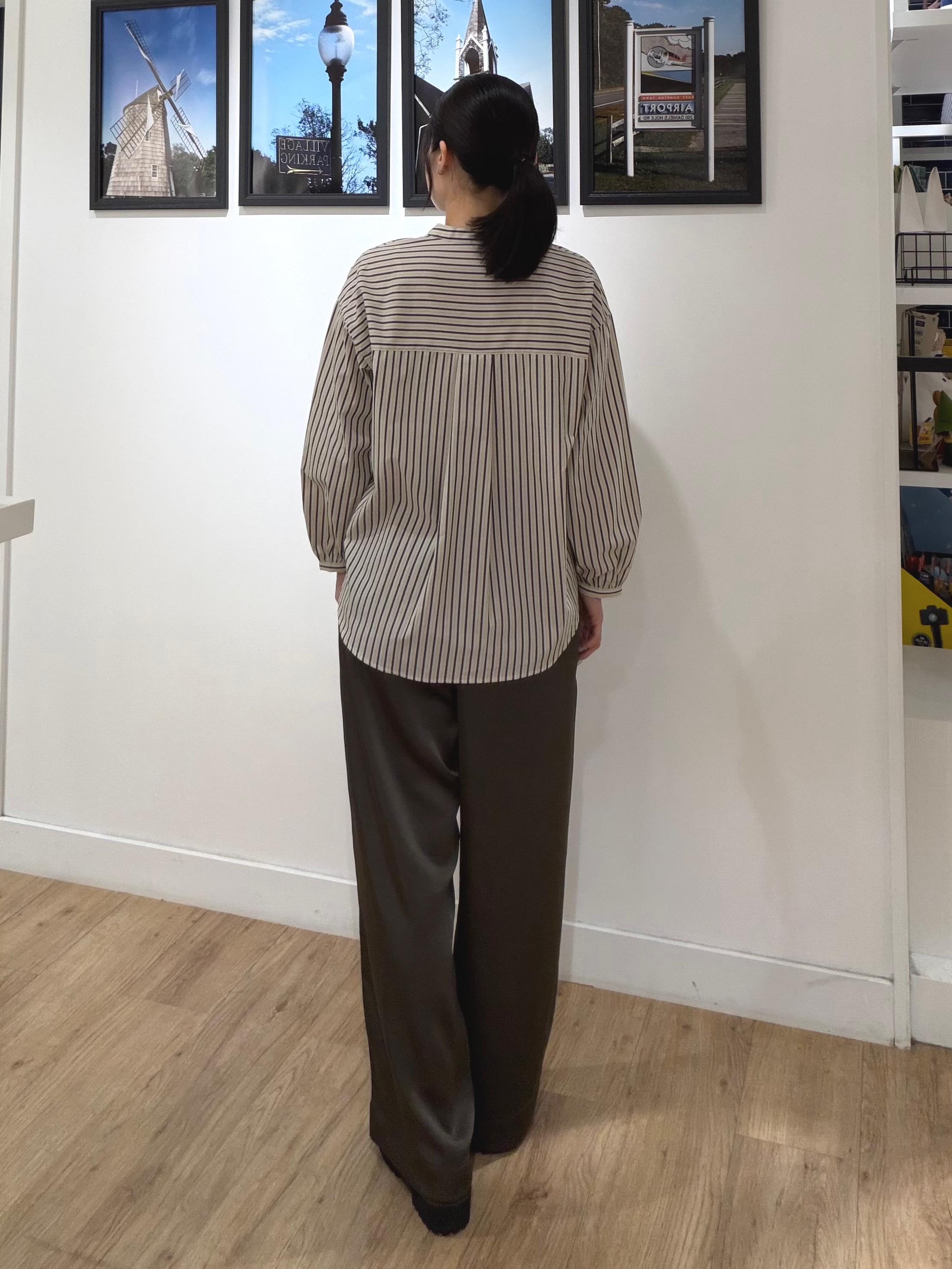 秦美里さんの「Dessin｜【UVカット】フロントフリルブラウス」を使ったコーディネート
