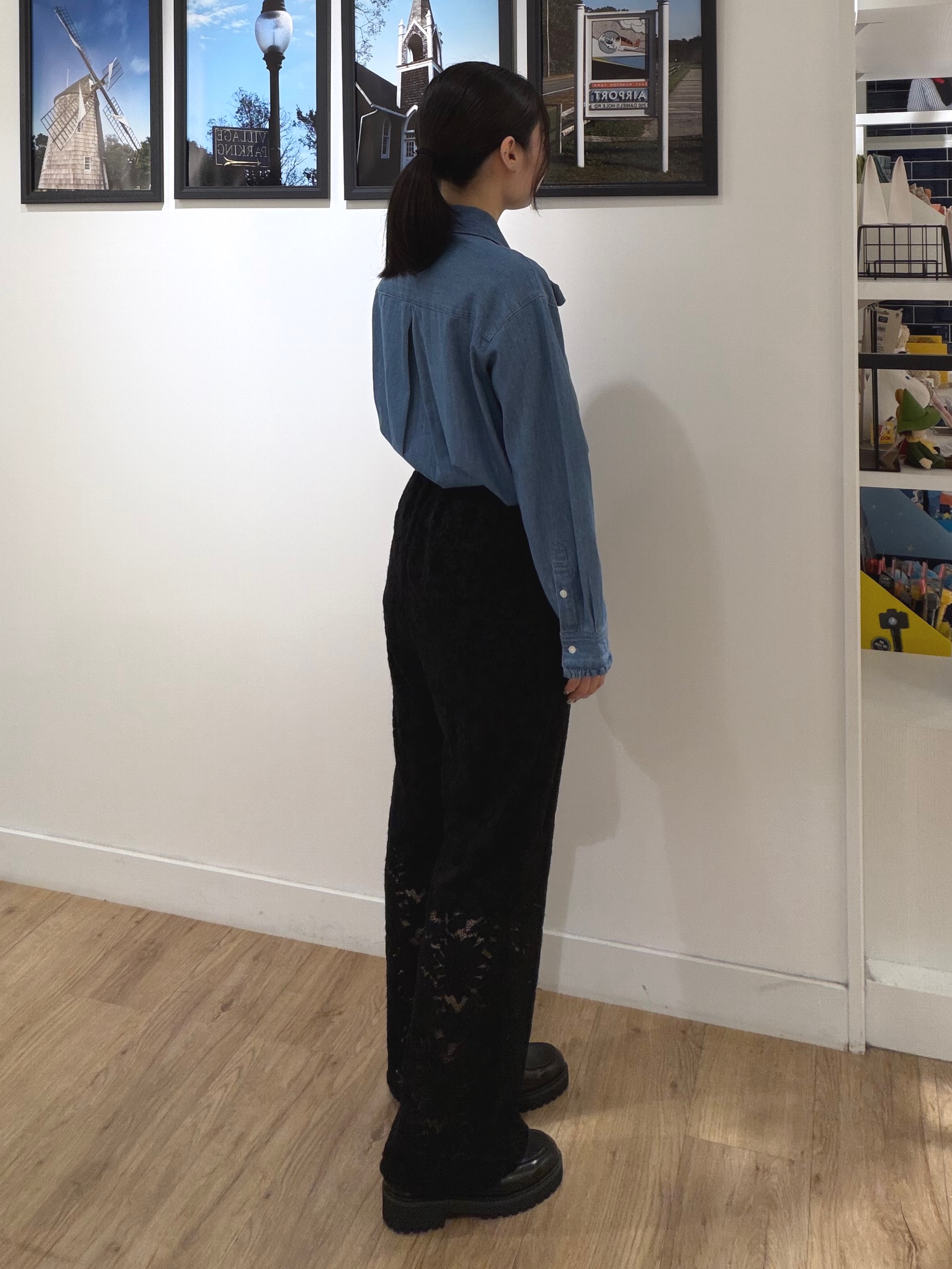 秦美里さんの「Dessin｜【ボウタイ取り外し可】2WAYデニムフリルシャツ」を使ったコーディネート