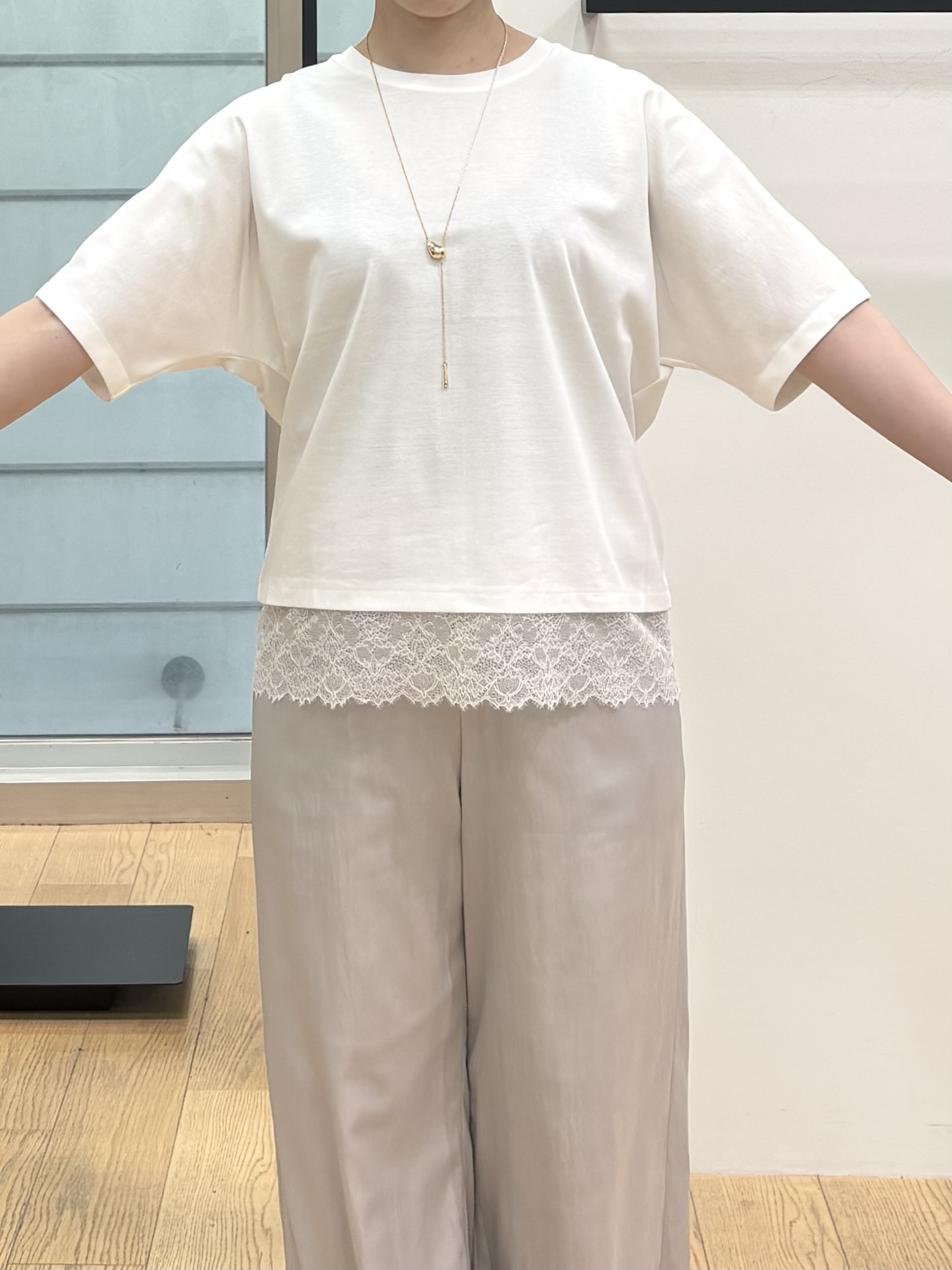 asamiさんの「INDIVI｜【汗ジミ防止／接触冷感】裾レースドルマンTシャツ」を使ったコーディネート