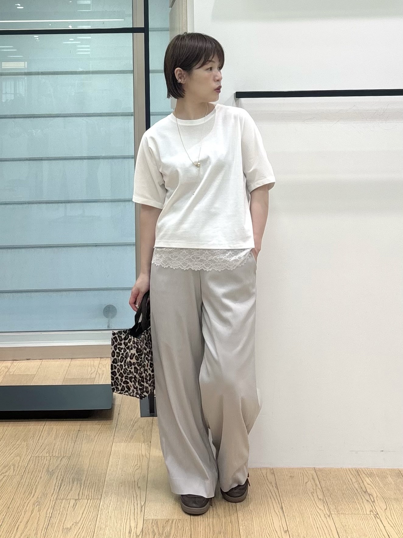 asamiさんの「INDIVI｜【汗ジミ防止／接触冷感】裾レースドルマンTシャツ」を使ったコーディネート