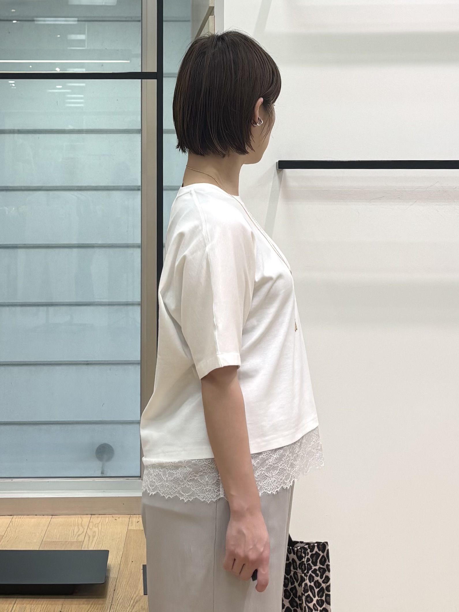 asamiさんの「INDIVI｜【汗ジミ防止／接触冷感】裾レースドルマンTシャツ」を使ったコーディネート
