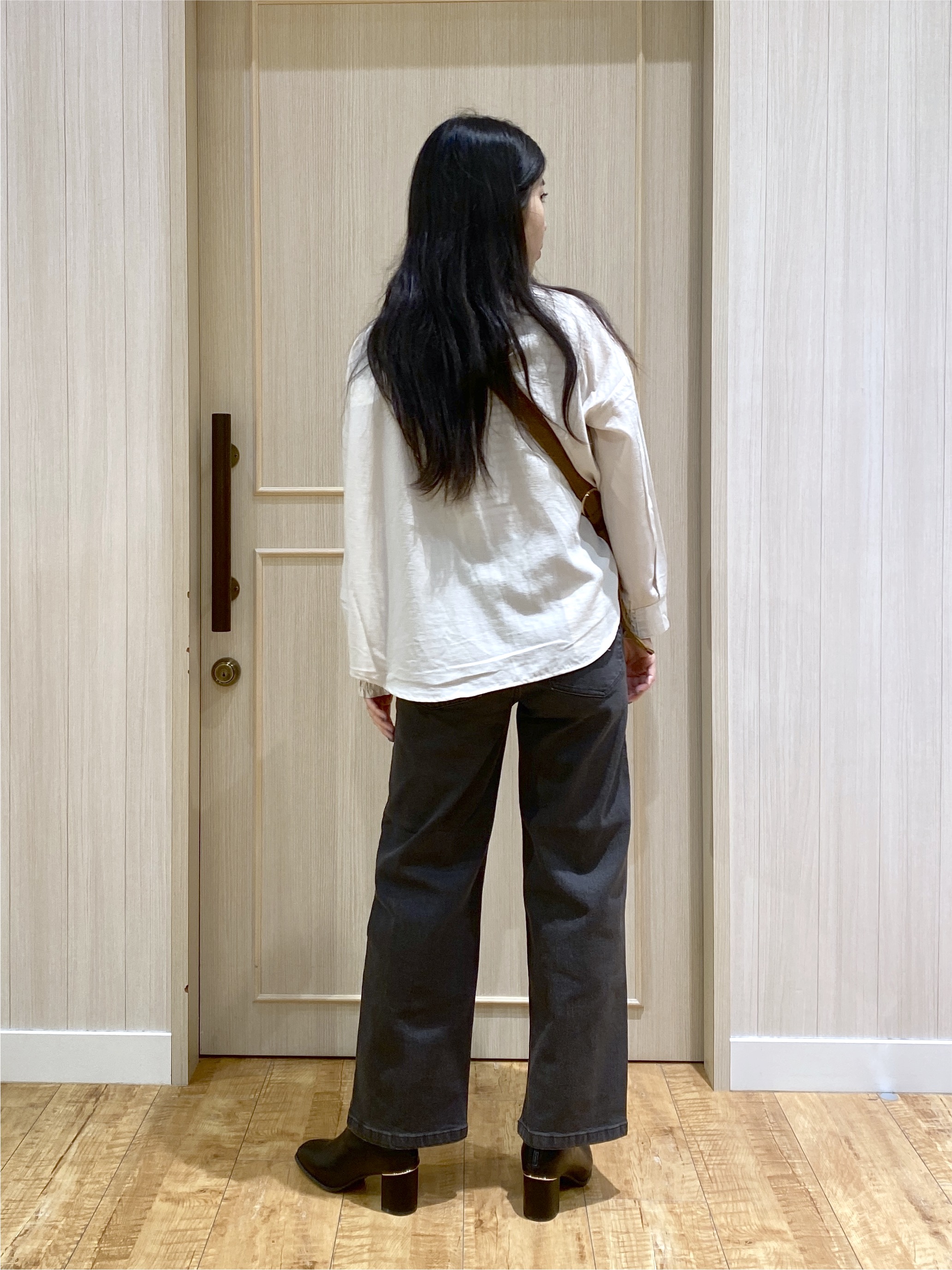 ERIさんの「SHOO･LA･RUE｜【洗濯後しわになりにくい/S-LL】キーネック金ボタンポケットシャツ」を使ったコーディネート