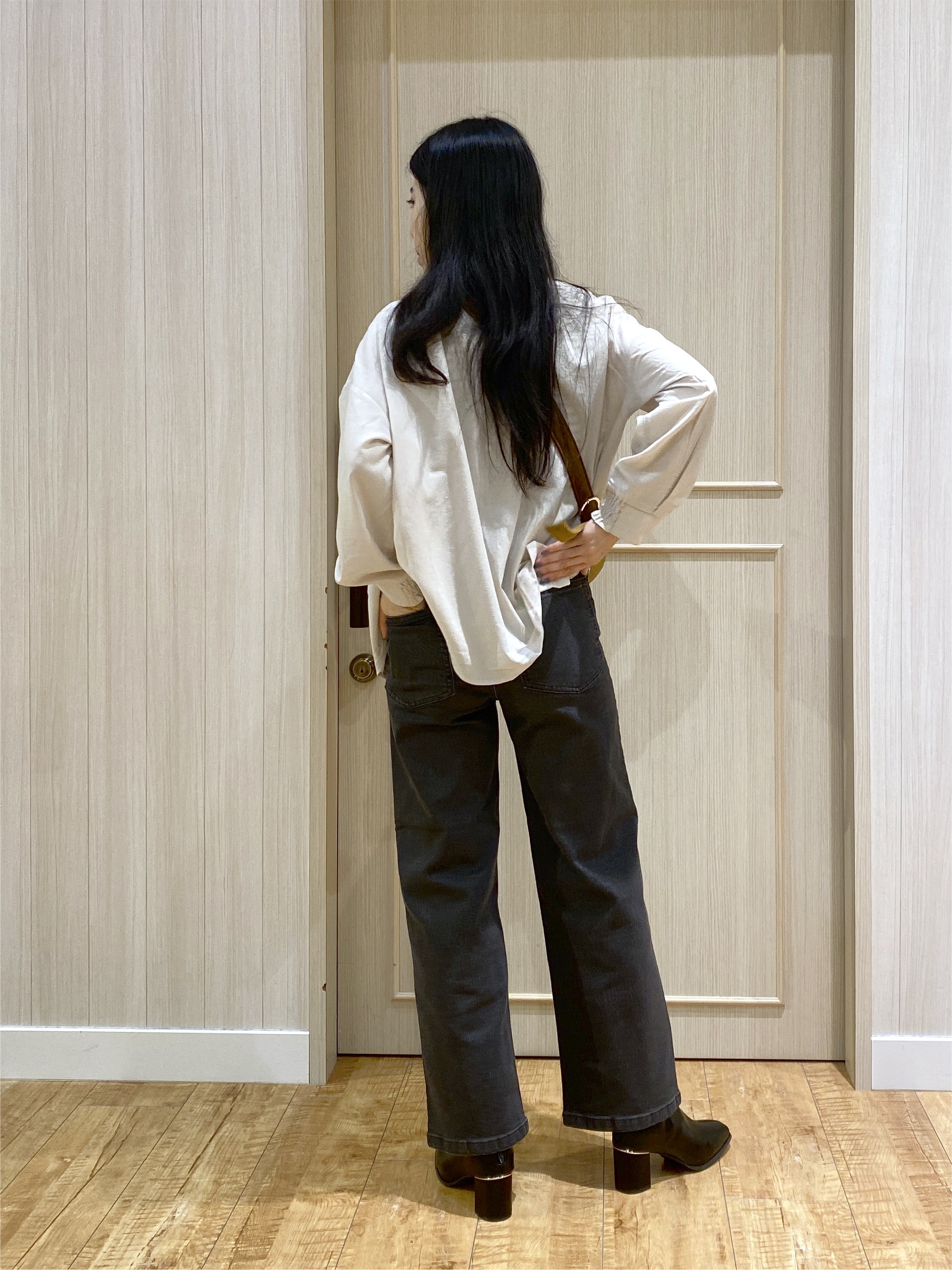 ERIさんの「SHOO･LA･RUE｜【洗濯後しわになりにくい/S-LL】キーネック金ボタンポケットシャツ」を使ったコーディネート