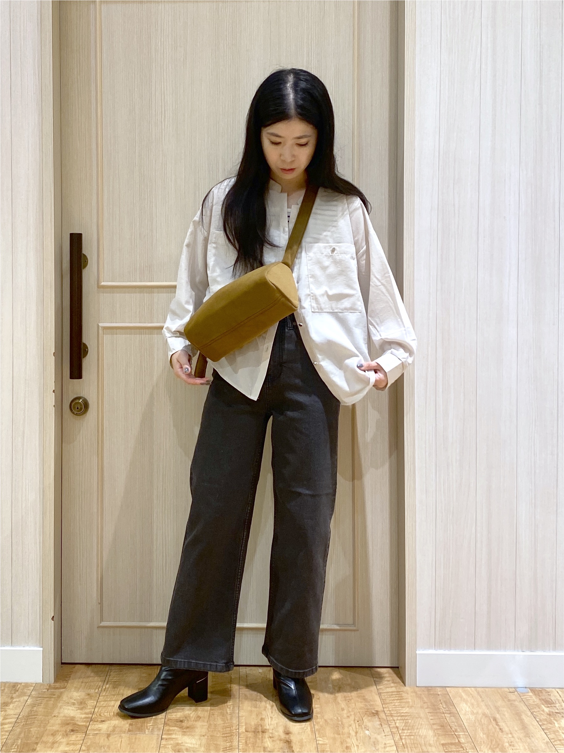 ERIさんの「SHOO･LA･RUE｜【洗濯後しわになりにくい/S-LL】キーネック金ボタンポケットシャツ」を使ったコーディネート
