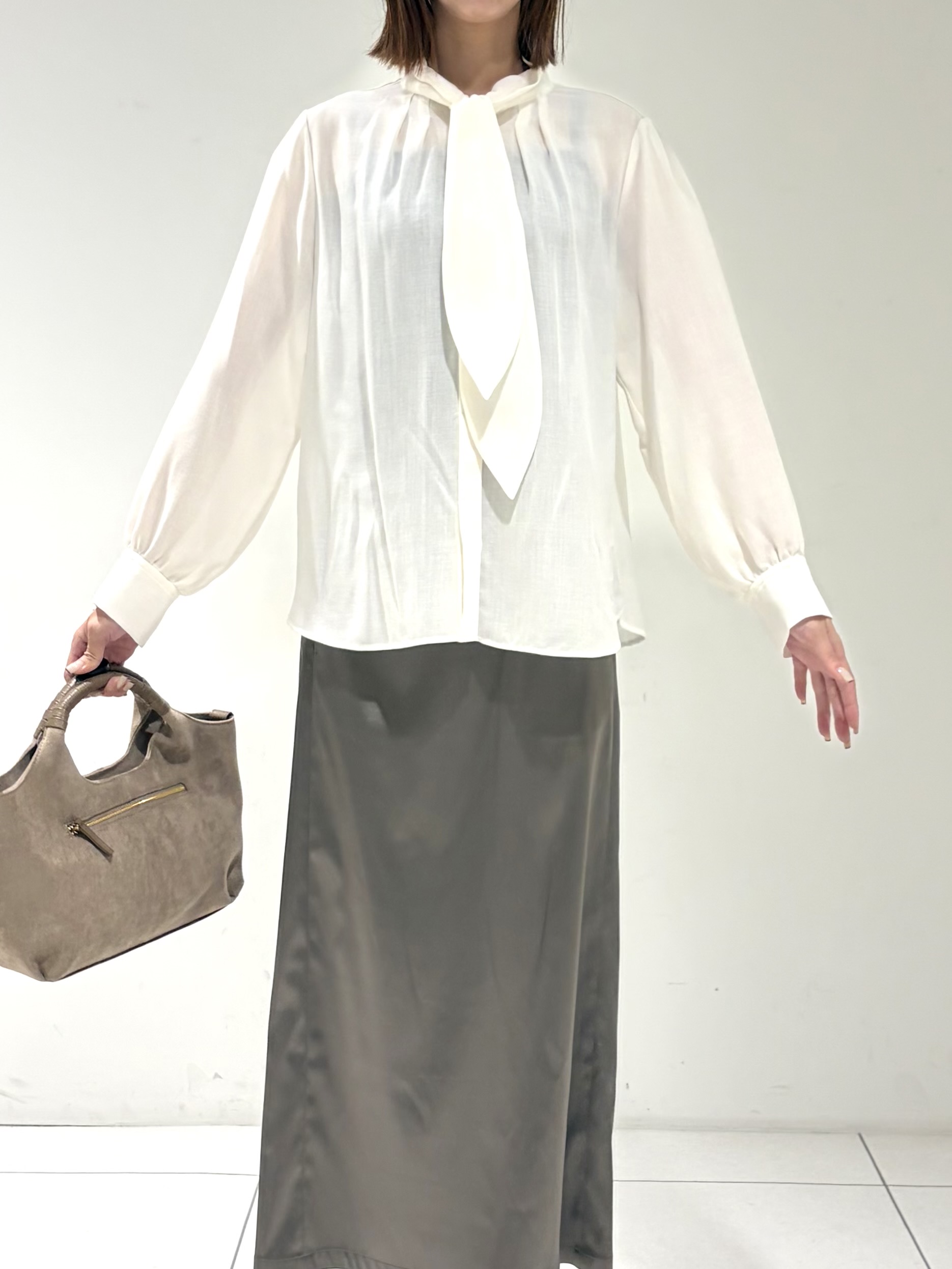 shioriさんの「INDIVI｜【軽量／程よいシアー】ナロータイブラウス」を使ったコーディネート