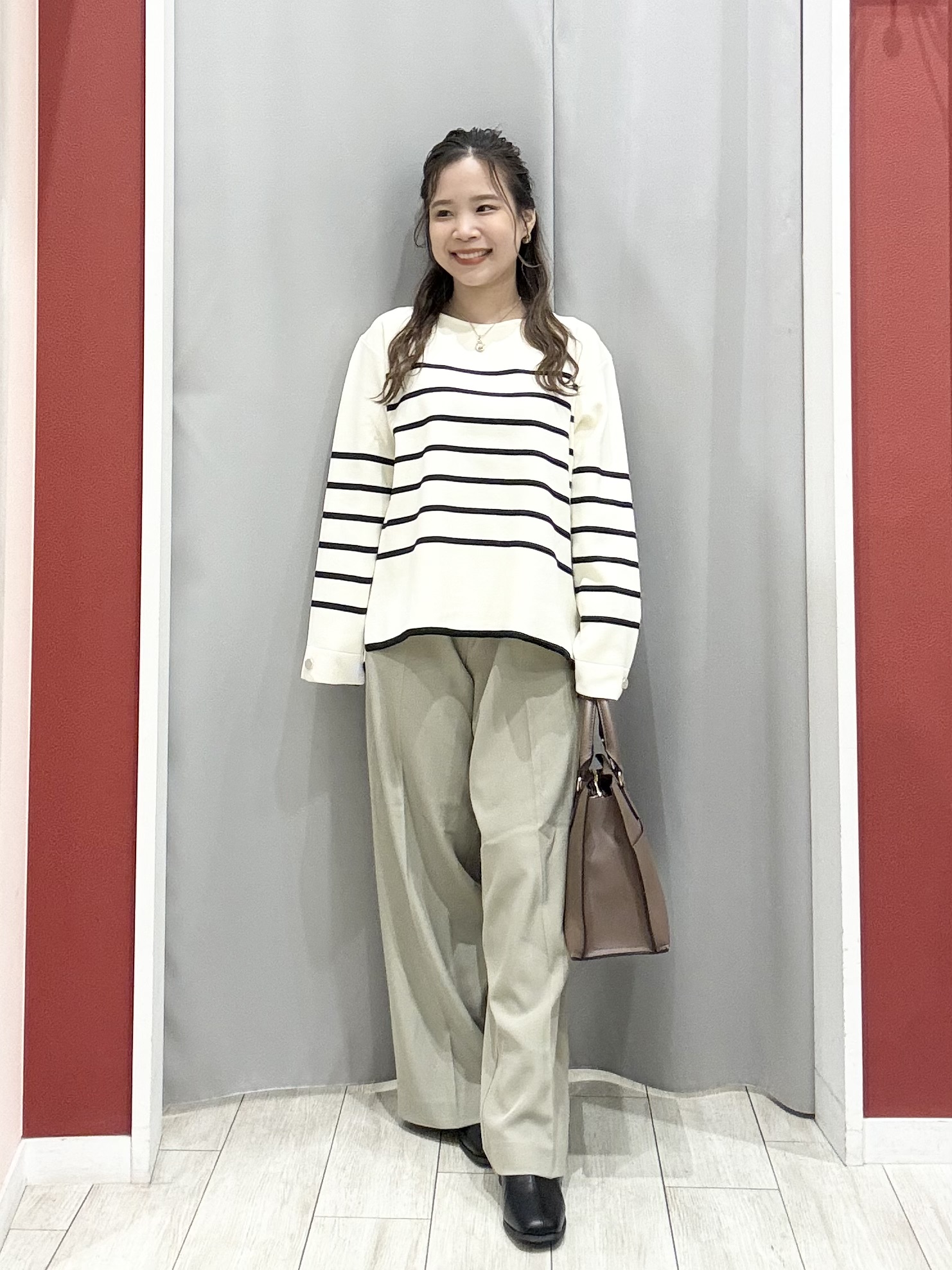 shioさんの「SHOO･LA･RUE｜【洗濯機可/S-LL】抜け感ある着こなしに 金ボタン付き スポンディッシュ クルーネックニット」を使ったコーディネート