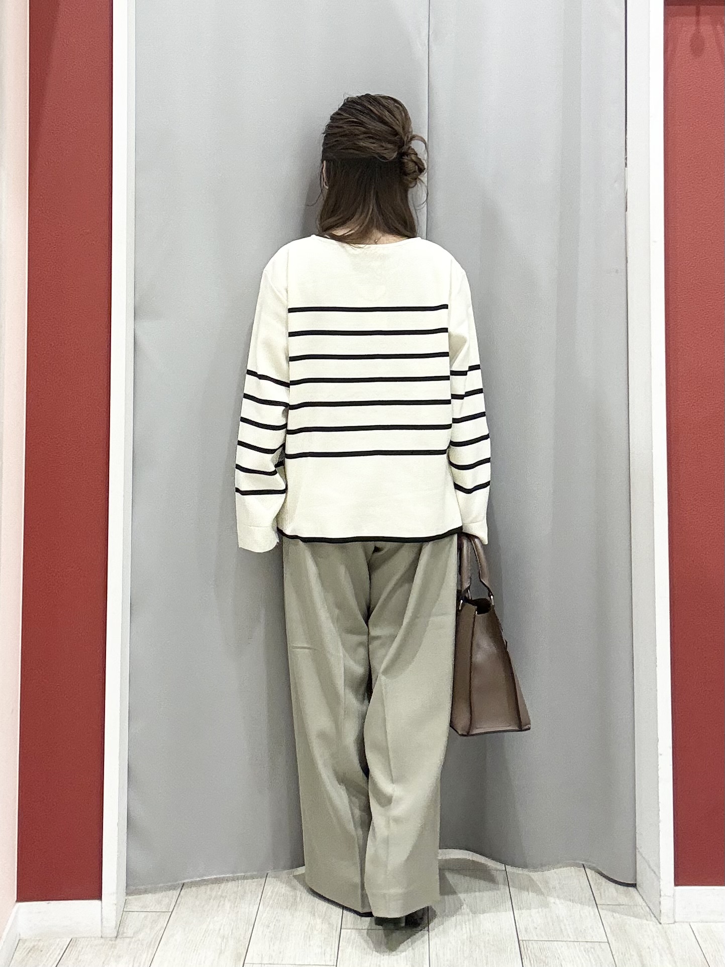 shioさんの「SHOO･LA･RUE｜【洗濯機可/S-LL】抜け感ある着こなしに 金ボタン付き スポンディッシュ クルーネックニット」を使ったコーディネート