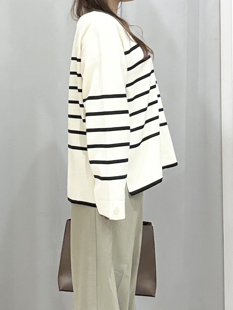 shioさんの「SHOO･LA･RUE｜【洗濯機可/S-LL】抜け感ある着こなしに 金ボタン付き スポンディッシュ クルーネックニット」を使ったコーディネート