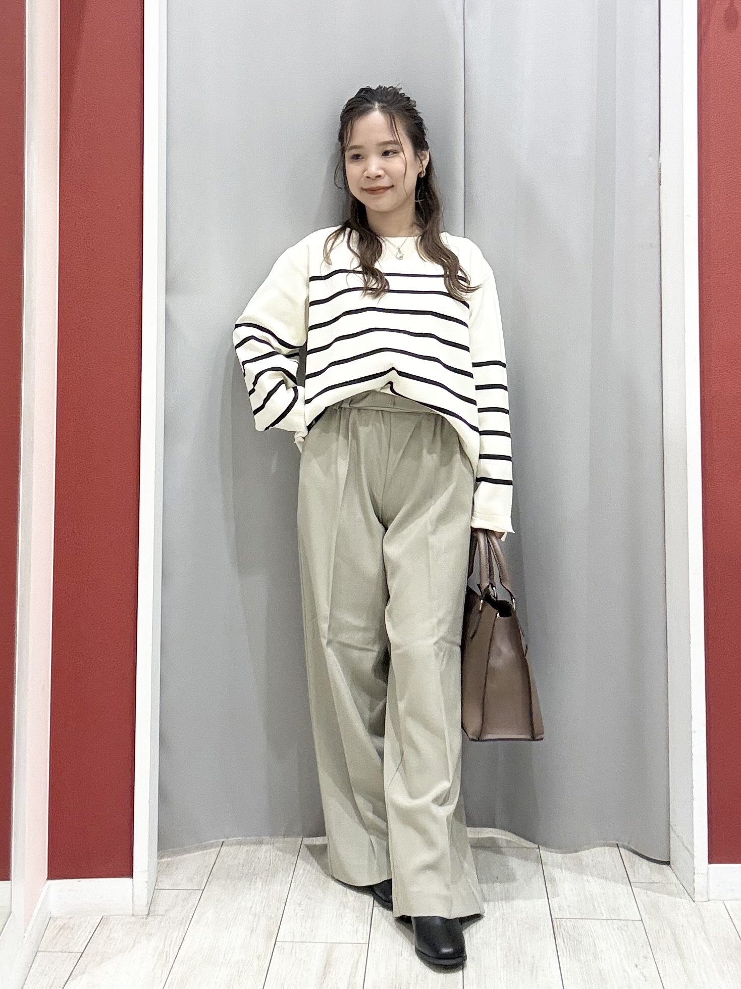 shioさんの「SHOO･LA･RUE｜【洗濯機可/S-LL】抜け感ある着こなしに 金ボタン付き スポンディッシュ クルーネックニット」を使ったコーディネート