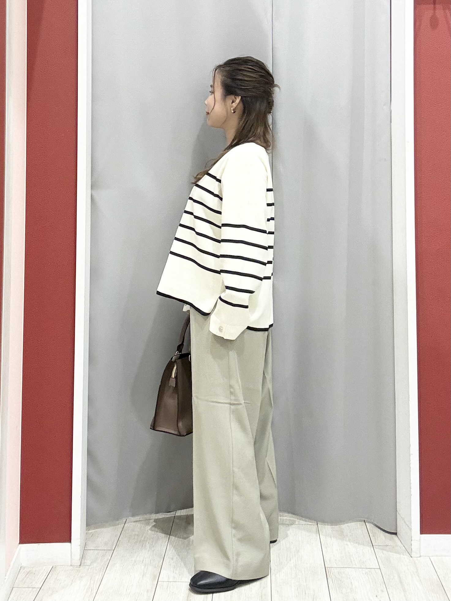 shioさんの「SHOO･LA･RUE｜【洗濯機可/S-LL】抜け感ある着こなしに 金ボタン付き スポンディッシュ クルーネックニット」を使ったコーディネート