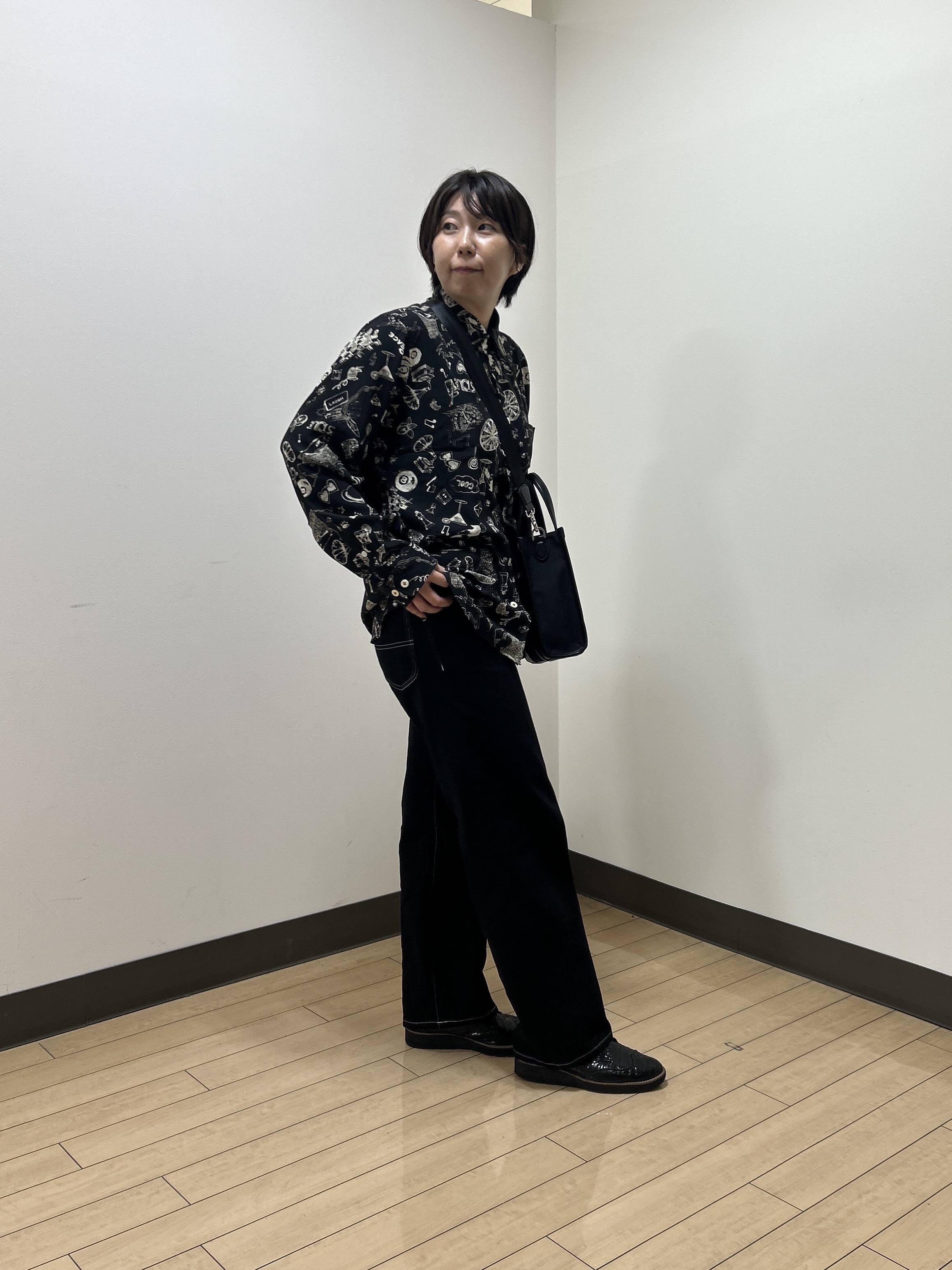 okaさんの「TAKEO KIKUCHI｜【BOWLER HAT LABEL】日本製PLAYプリントシャツ」を使ったコーディネート