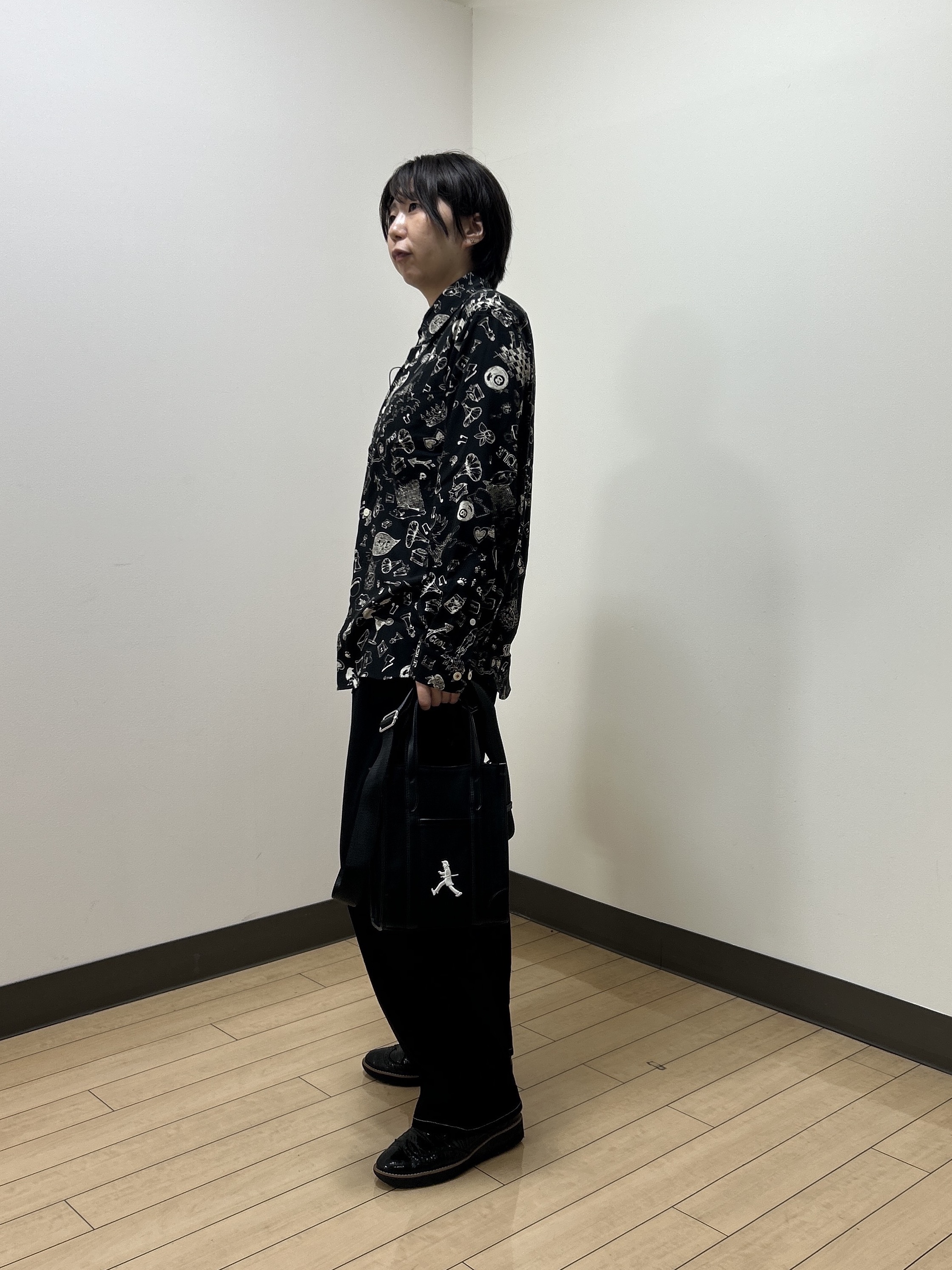 okaさんの「TAKEO KIKUCHI｜【BOWLER HAT LABEL】日本製PLAYプリントシャツ」を使ったコーディネート