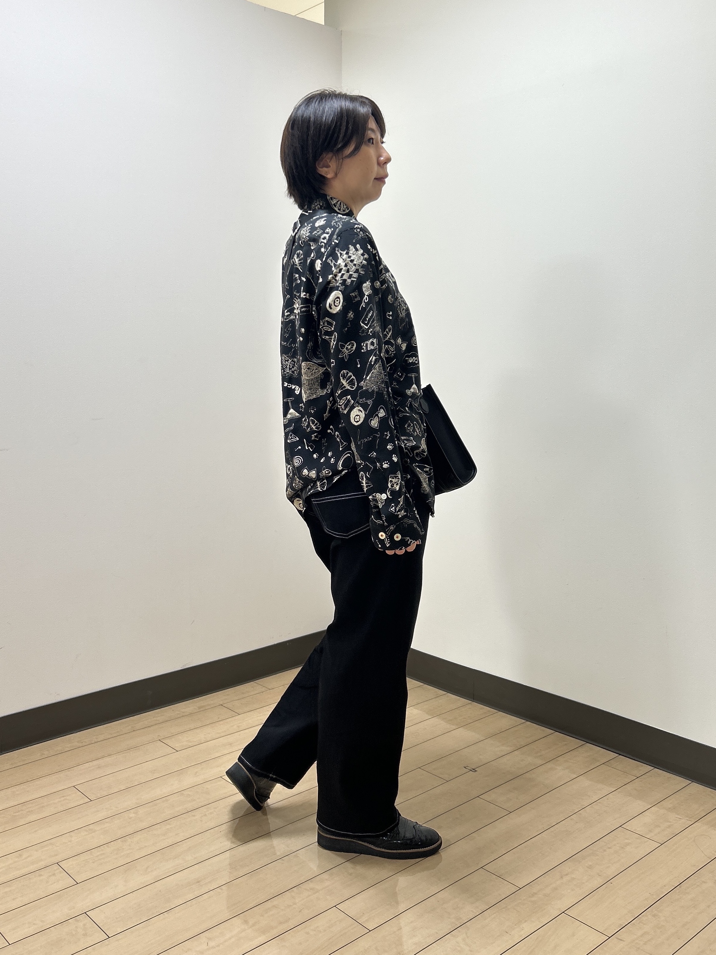 okaさんの「TAKEO KIKUCHI｜【BOWLER HAT LABEL】日本製PLAYプリントシャツ」を使ったコーディネート
